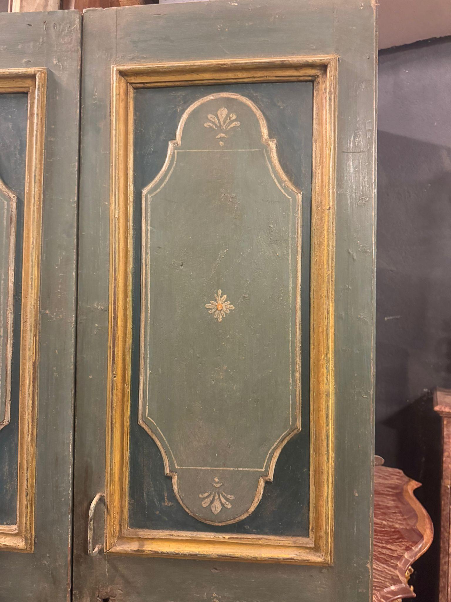 Porte à deux battants en bois laqué et peint, Italie Bon état - En vente à Cuneo, Italy (CN)