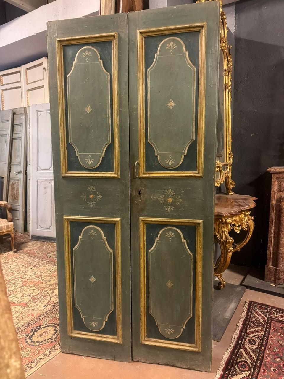 Porte à deux battants en bois laqué et peint, Italie en vente 1