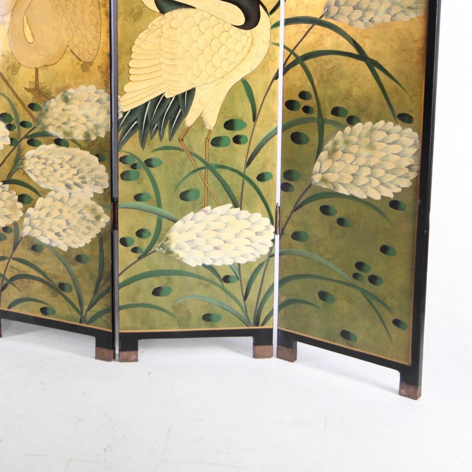 Schöner asiatischer Vintage-Lack und Blattgold 4 Panels Foldes Bildschirm.
Vögel auf einer Seite, Bambus auf der anderen.
Sehr dekorativ, in gutem Zustand. 
