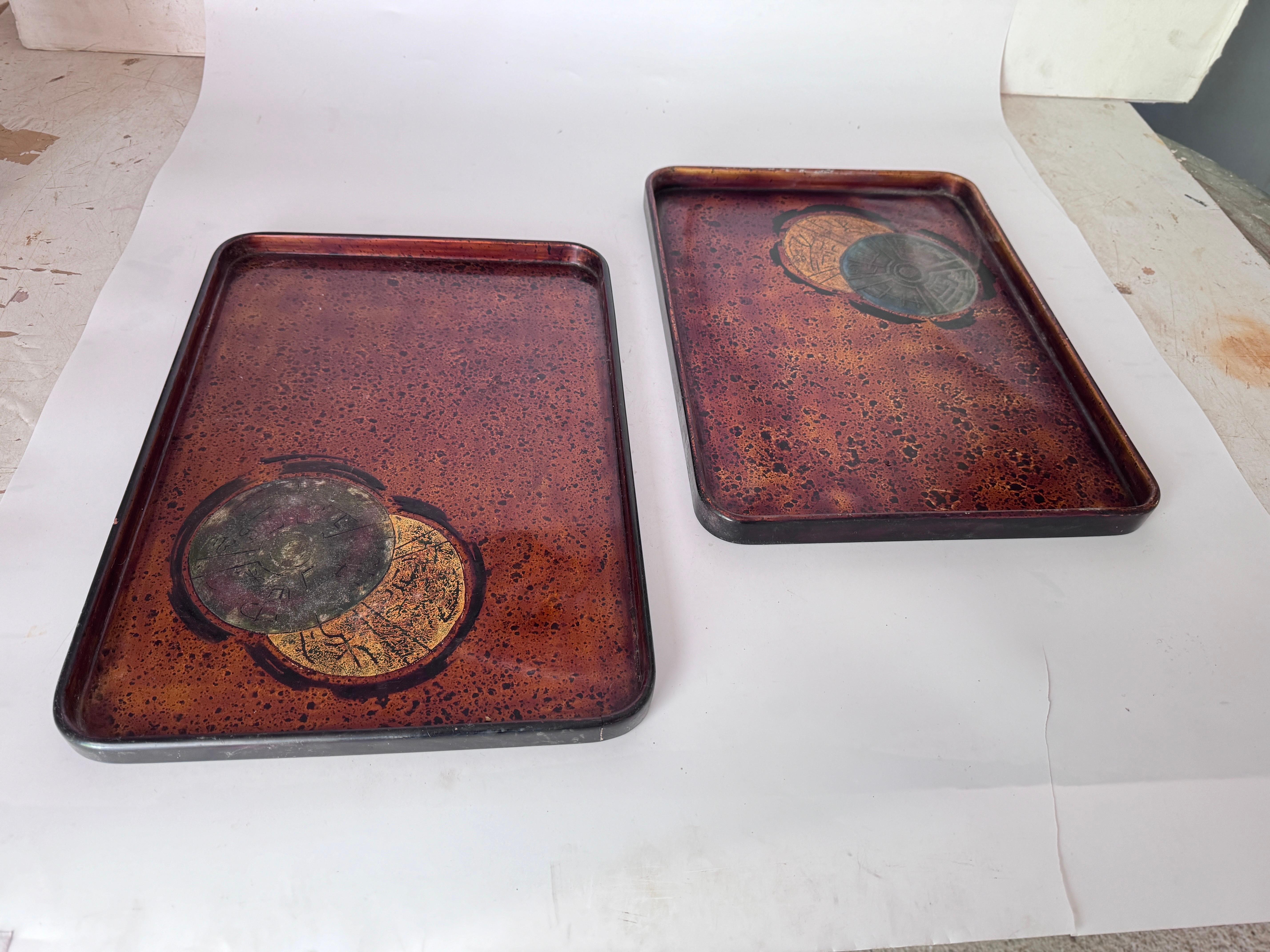 Set von 2 lackierten asiatischen Tabletts aus Vietnam, mit Kreisen und Dekorationsmuster, lackiert im Angebot 2