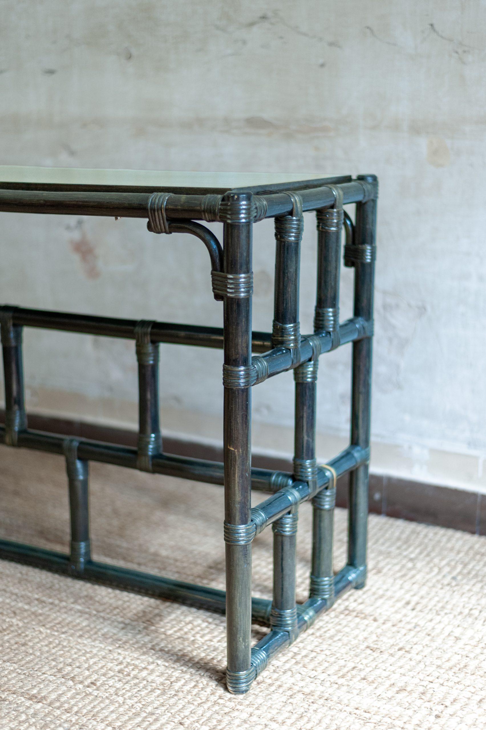 Tavolo consolle in bambù laccato - anni '80
Dettagli del prodotto
Finitura scura con rilegatura in rattan e ripiano in legno
Dimensioni: 150 L. x 72 H. x 45 P. cm