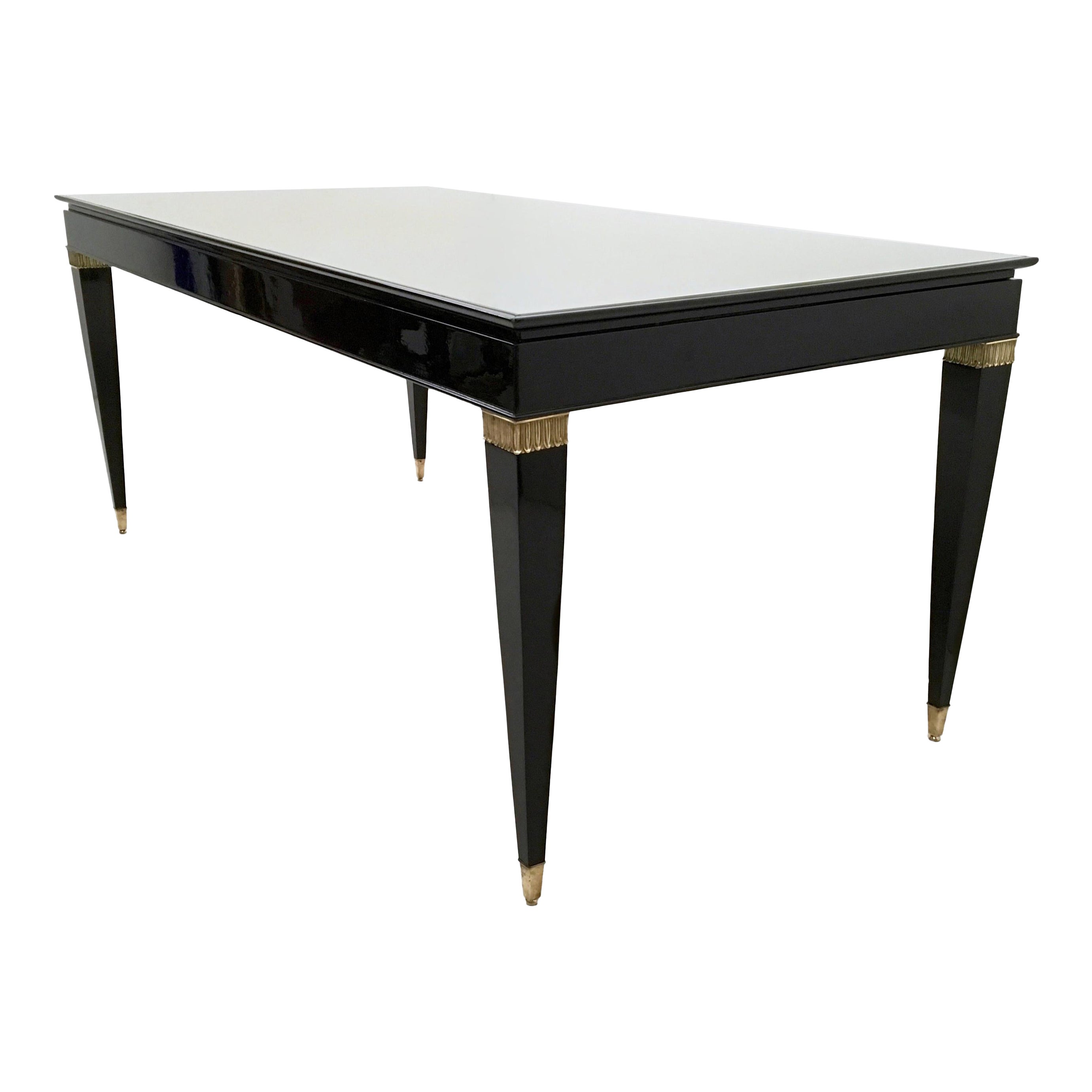 Made in Italy, anni '50.
Questo tavolo è realizzato in faggio laccato nero ed è dotato di piedini e dettagli in ottone e di un piano in vetro retroverniciato color tortora.
Si tratta di un articolo vintage, quindi potrebbe presentare lievi tracce