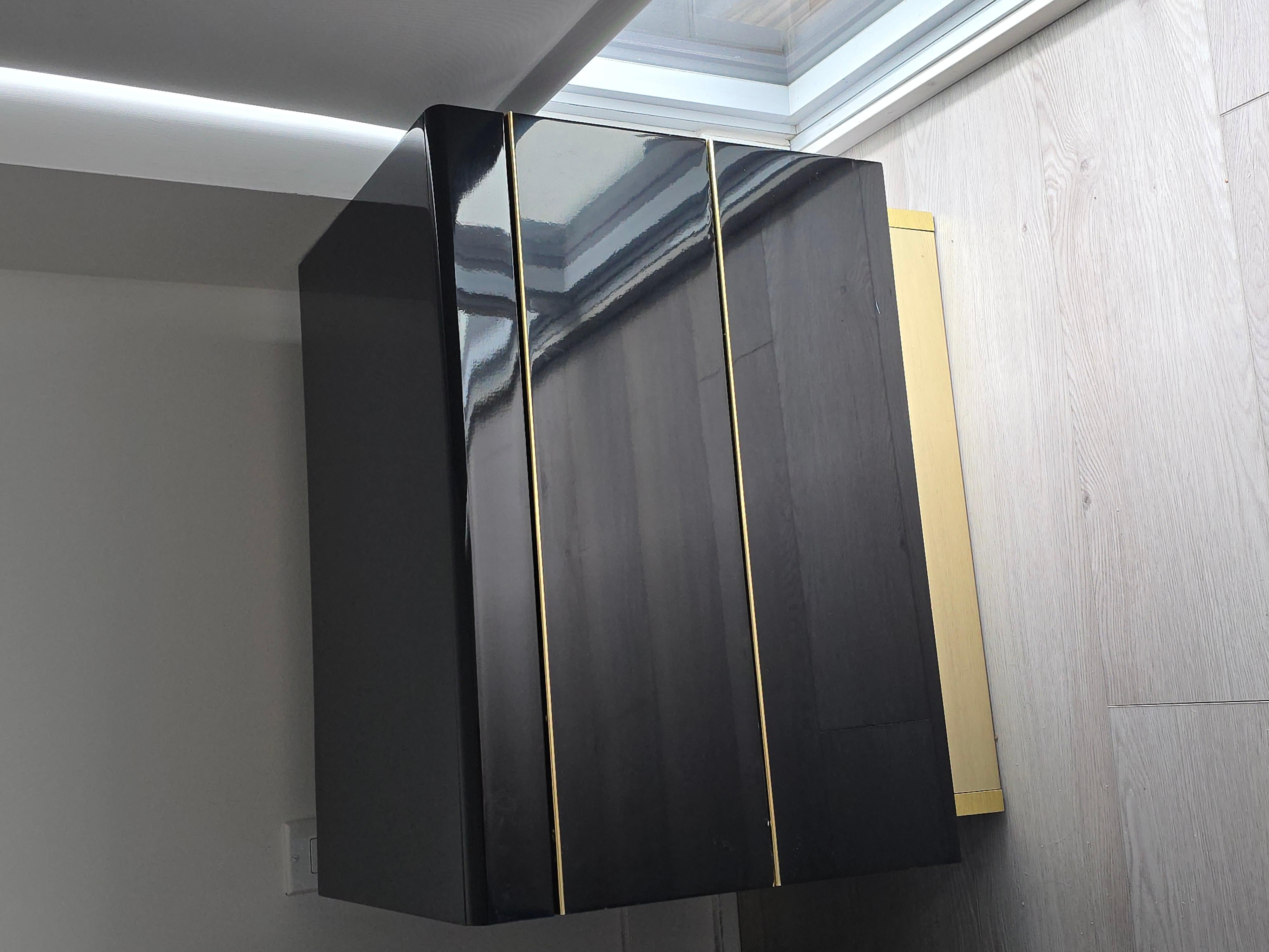Magnifiques tables d'appoint en laiton et noir laqué. Deux disponibles, vendus/prix indoviduels. Ces belles tables qui sont destinées à être des tables de chevet, elles peuvent également être utilisées comme tables d'appoint. Il présente une