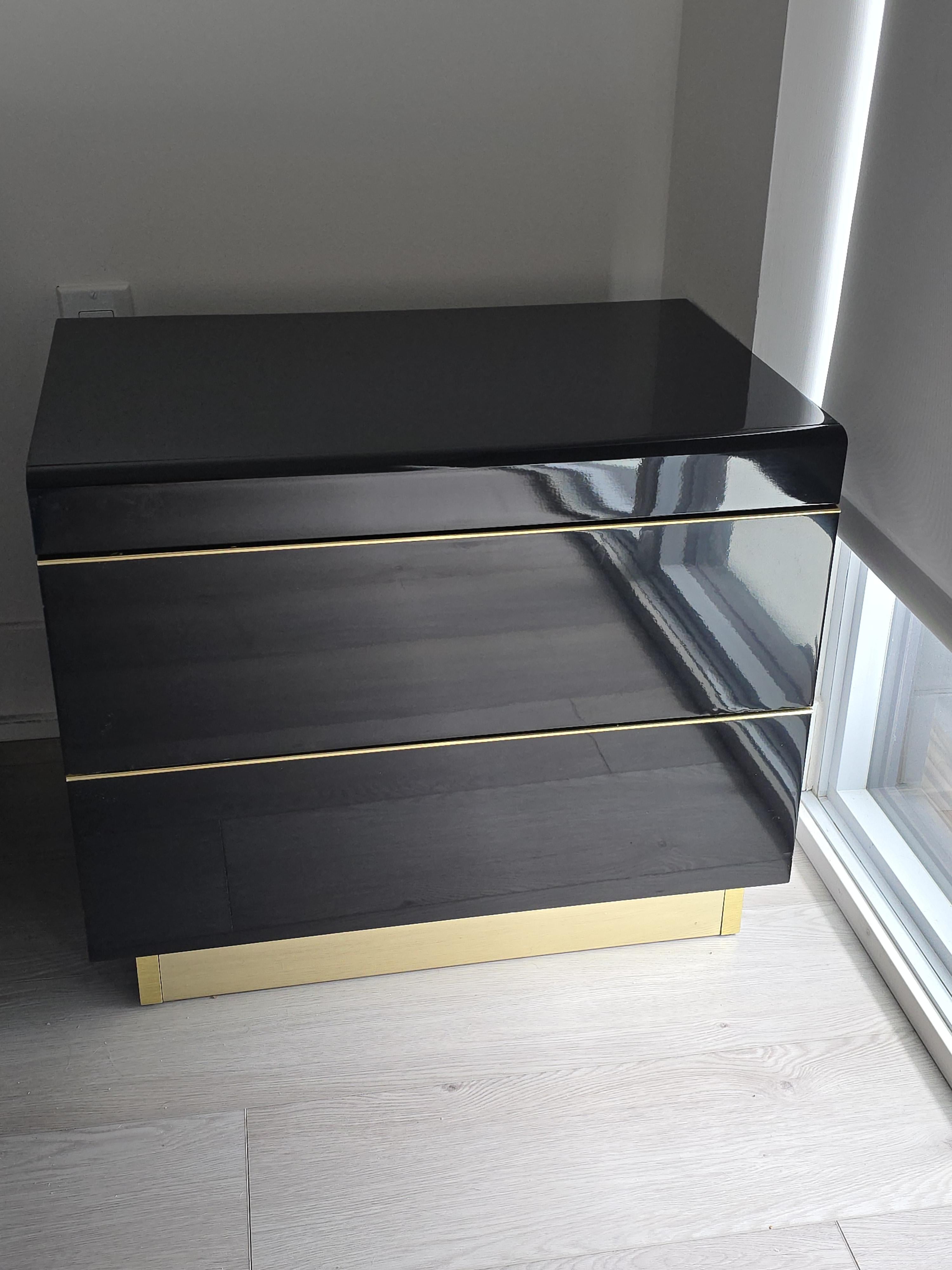 Postmoderne Table d'appoint laquée noire et laiton en vente
