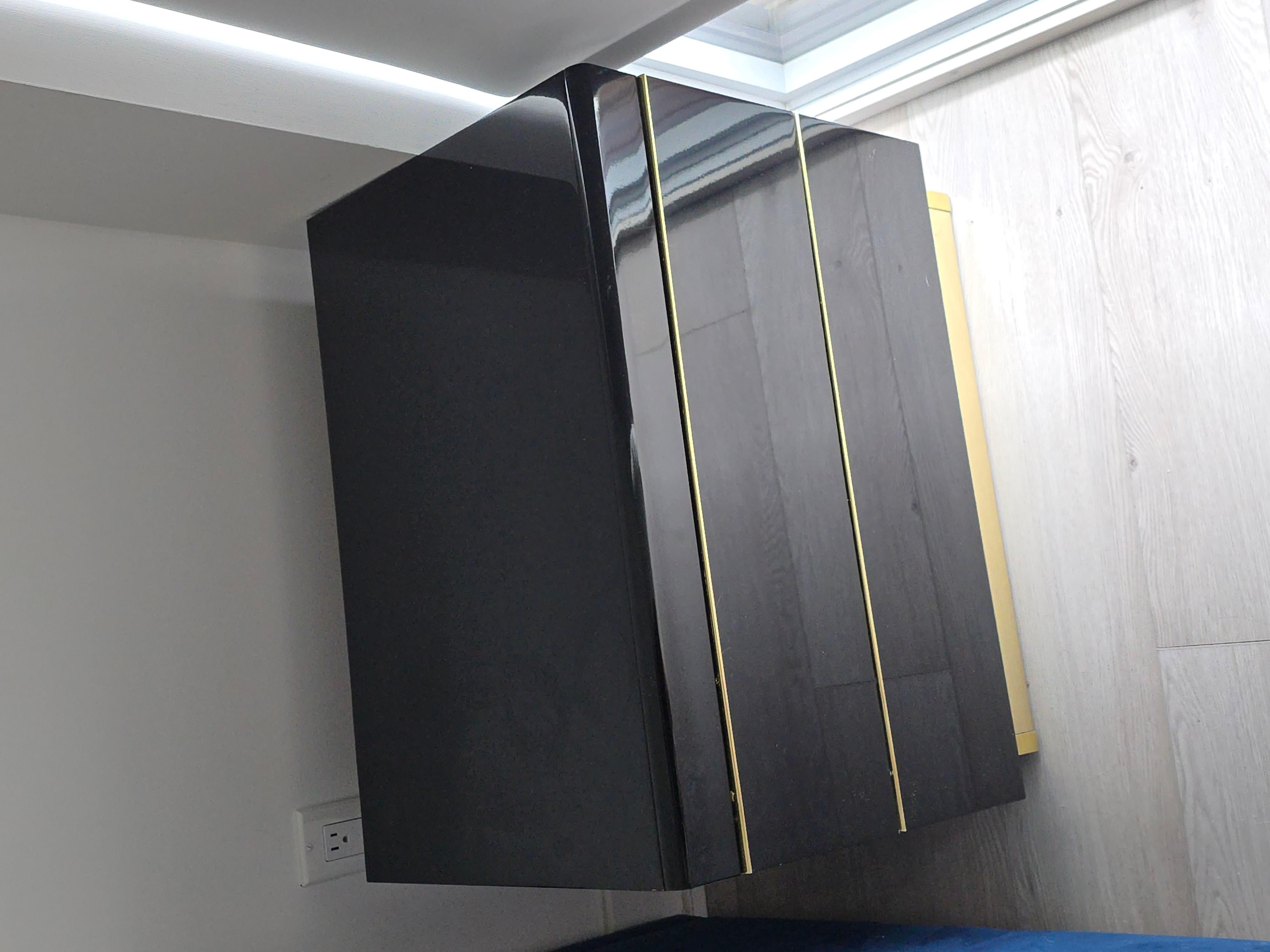Canadien Table d'appoint laquée noire et laiton en vente
