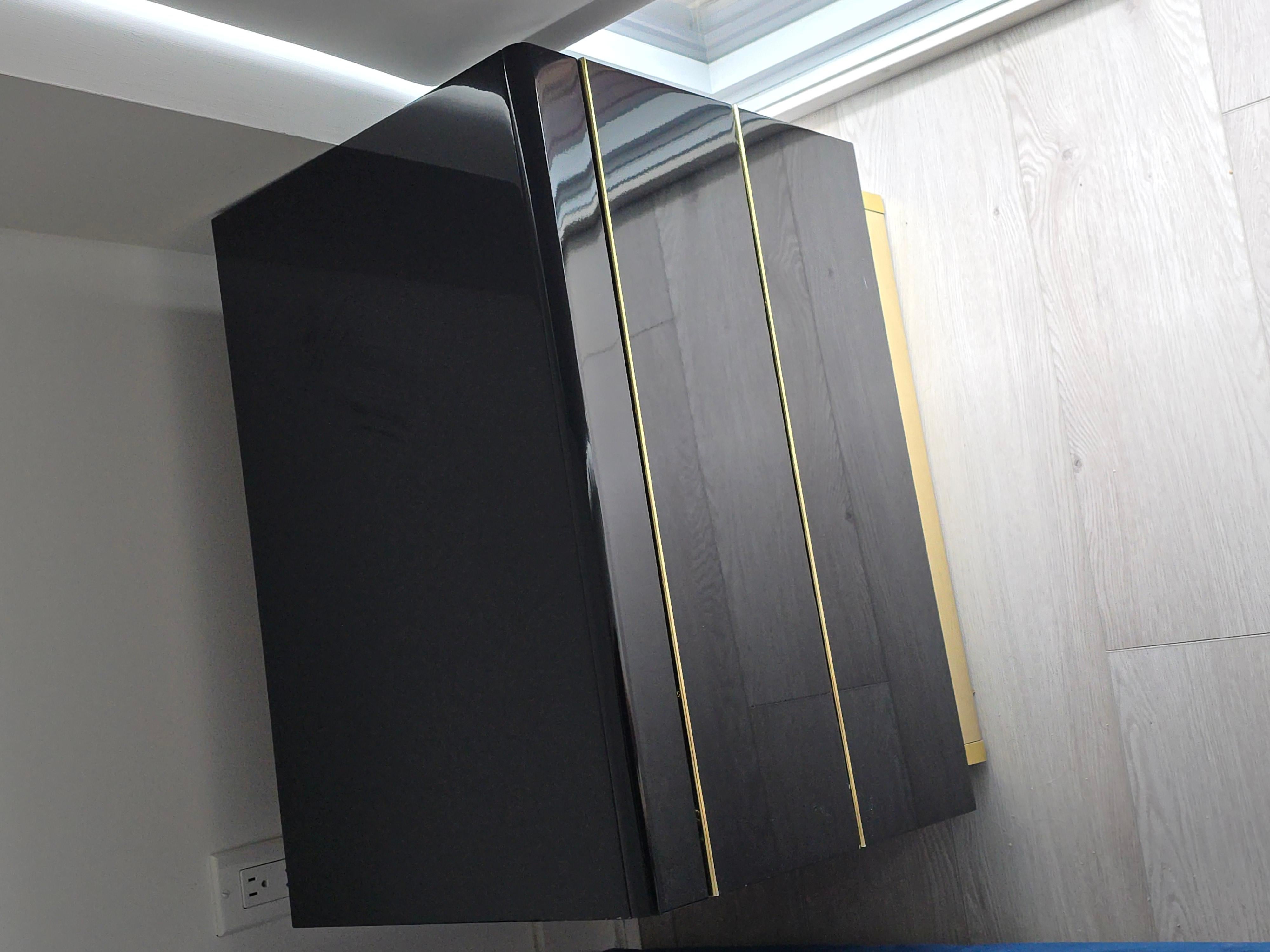 Autre Table d'appoint laquée noire et laiton en vente