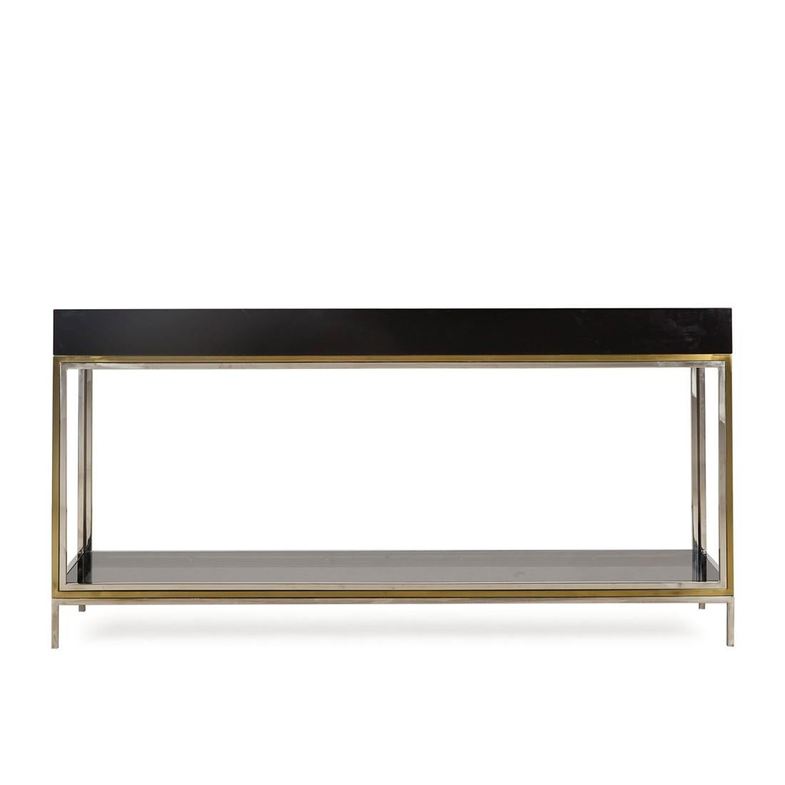 Table console laquée noire avec structure
en MDF finition laquée noire, avec verre fumé
dessus et avec cadre en acier inoxydable en finition laiton satiné.