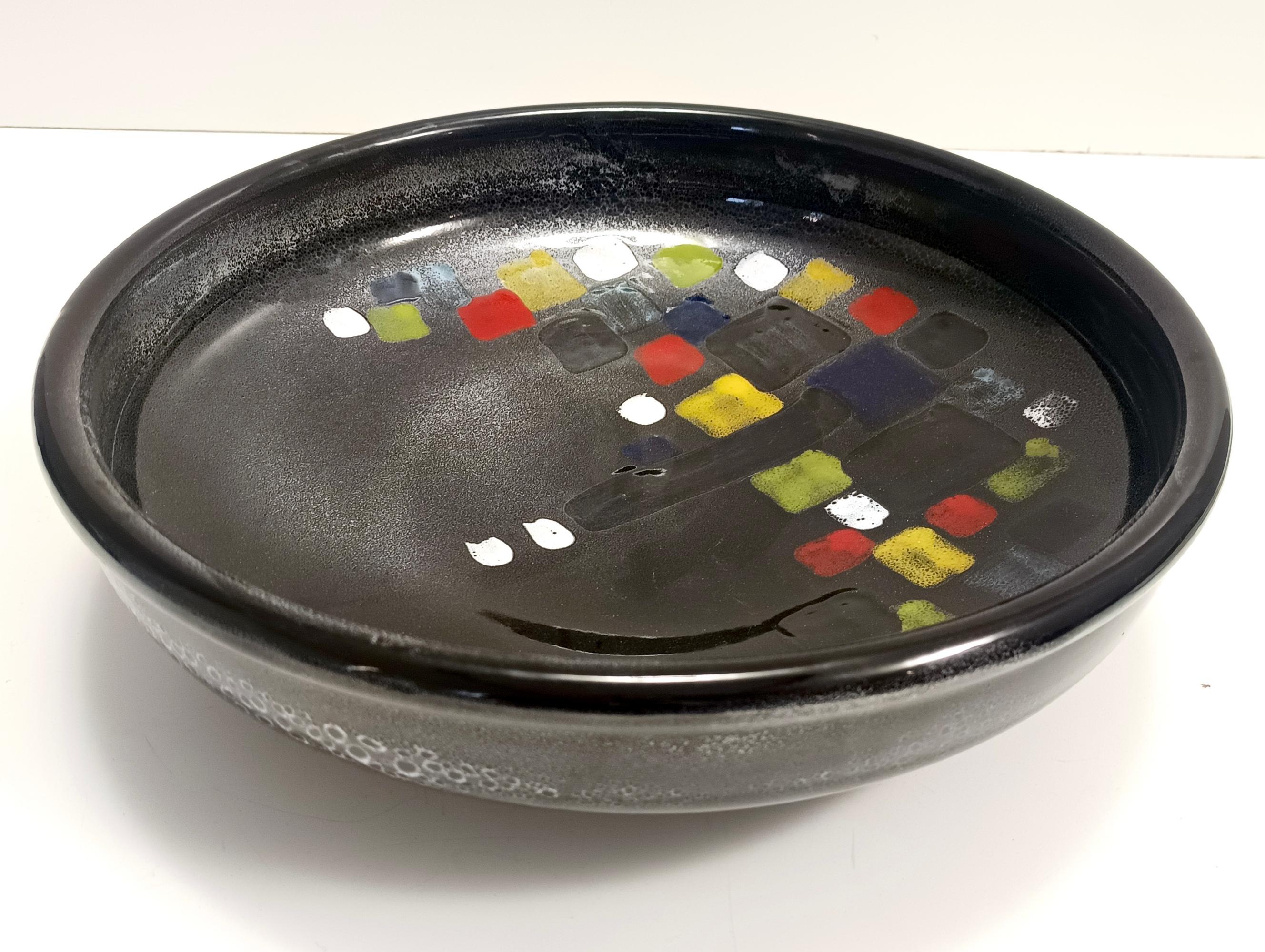 Lackierte schwarze Keramik-Ablageschale mit farbigen Details von Ars Deruta, Italien im Zustand „Hervorragend“ im Angebot in Bresso, Lombardy