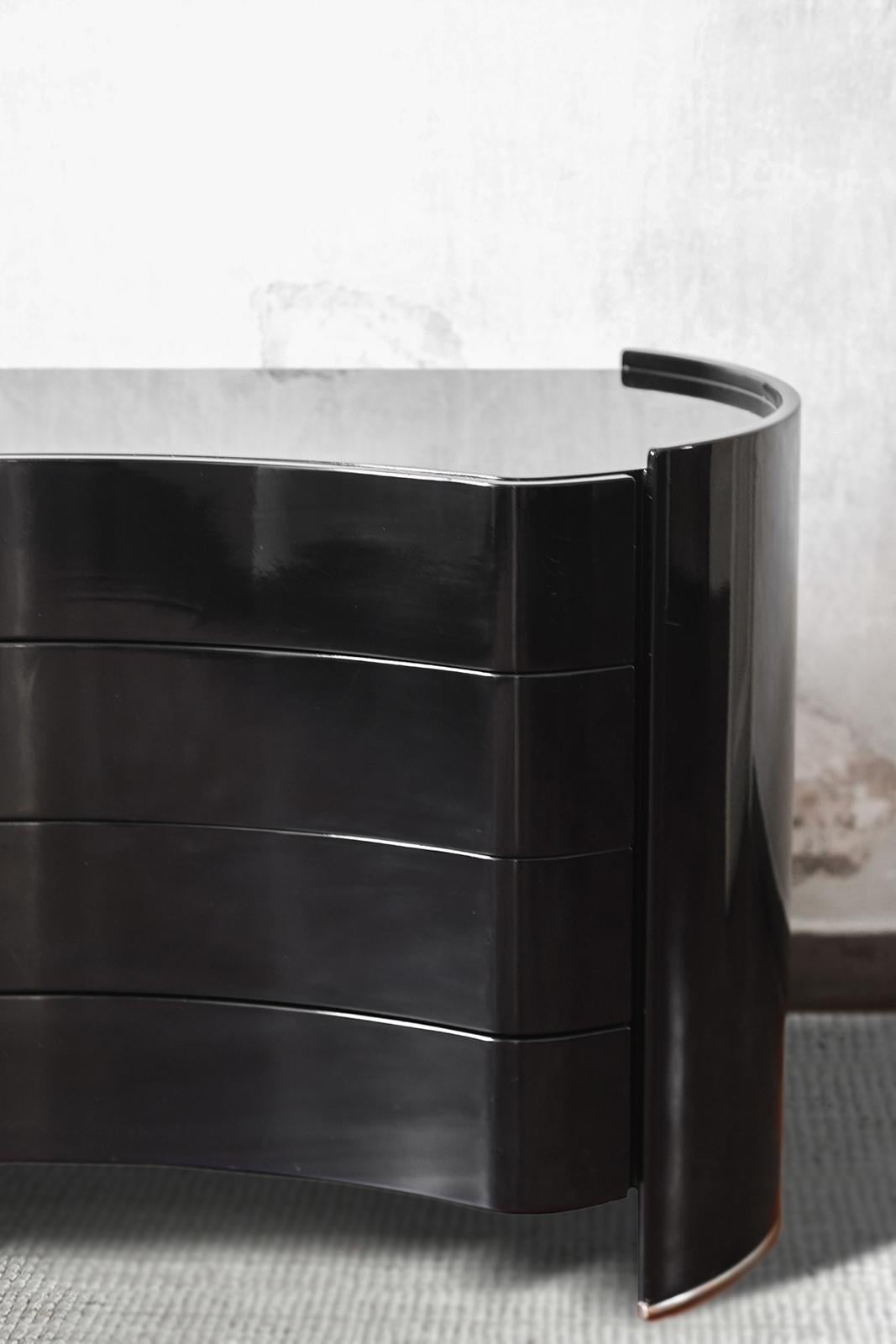 Fin du 20e siècle Commode en bois noir laqué et métal&wood chromé, modèle 