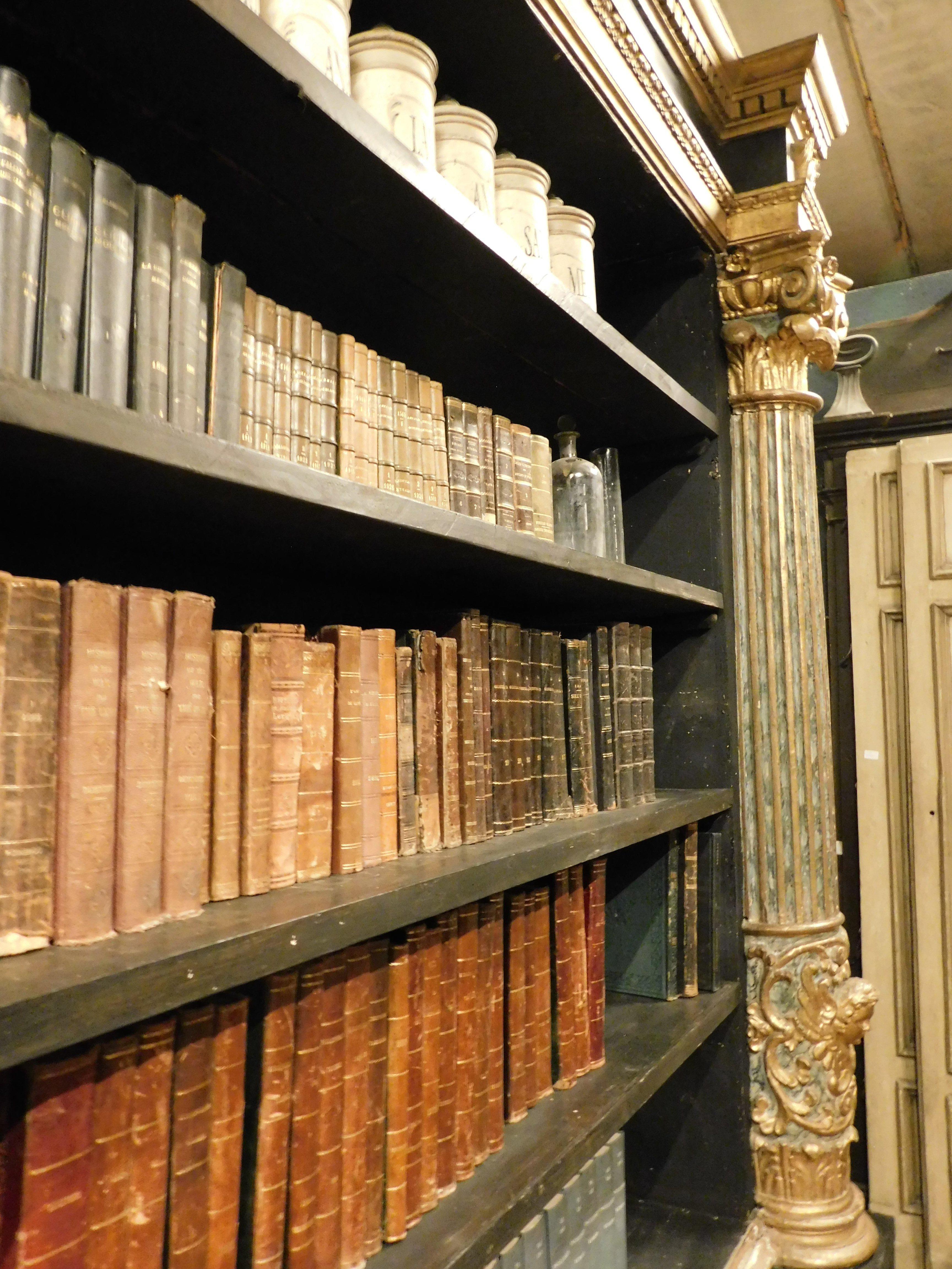 Lackiertes Bücherregal mit geschnitzten und vergoldeten Säulen, Italien im Angebot 3