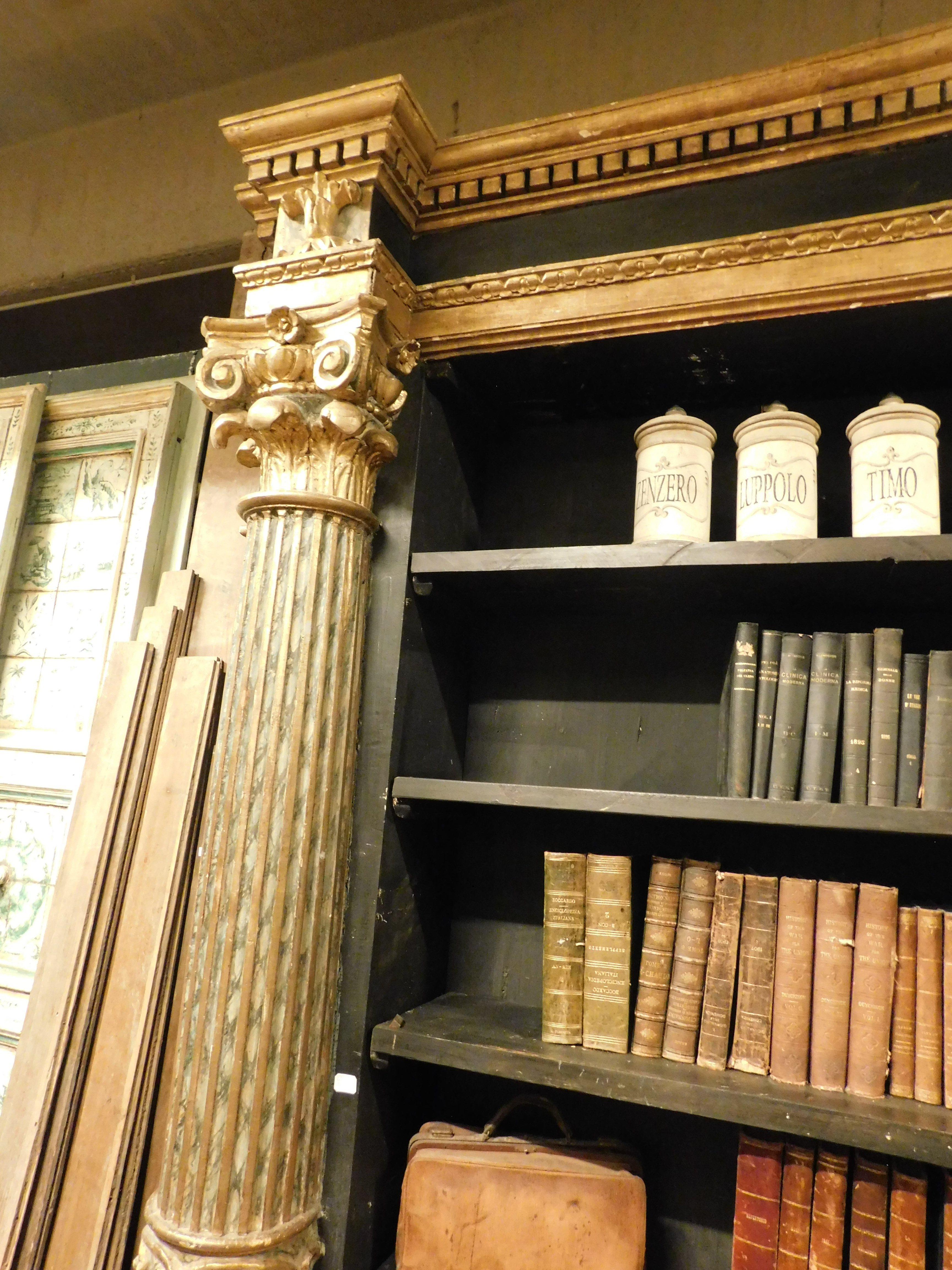Lacquered bookcase with carved and gilded columns, Italy For Sale 5