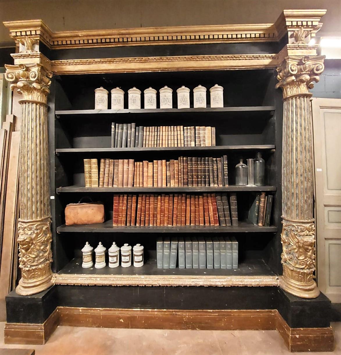 Antique open bookcase, black lacquered and imitation marble, enriched with very impressive sculpted and gilded columns, internal shelves redone and complete, very beautiful and of great scenic effect, incredible as it is ready to be displayed and
