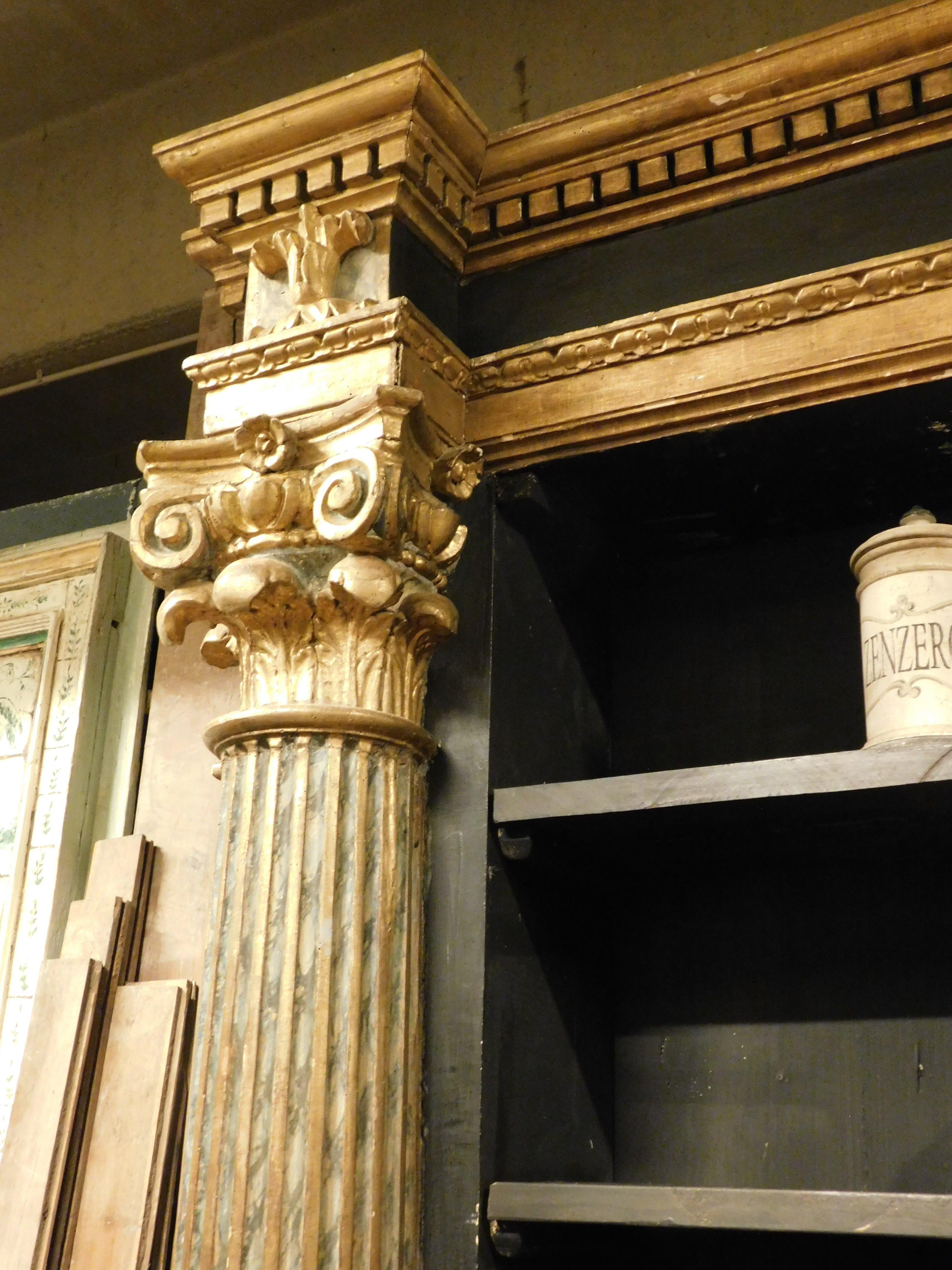Lackiertes Bücherregal mit geschnitzten und vergoldeten Säulen, Italien (Italienisch) im Angebot