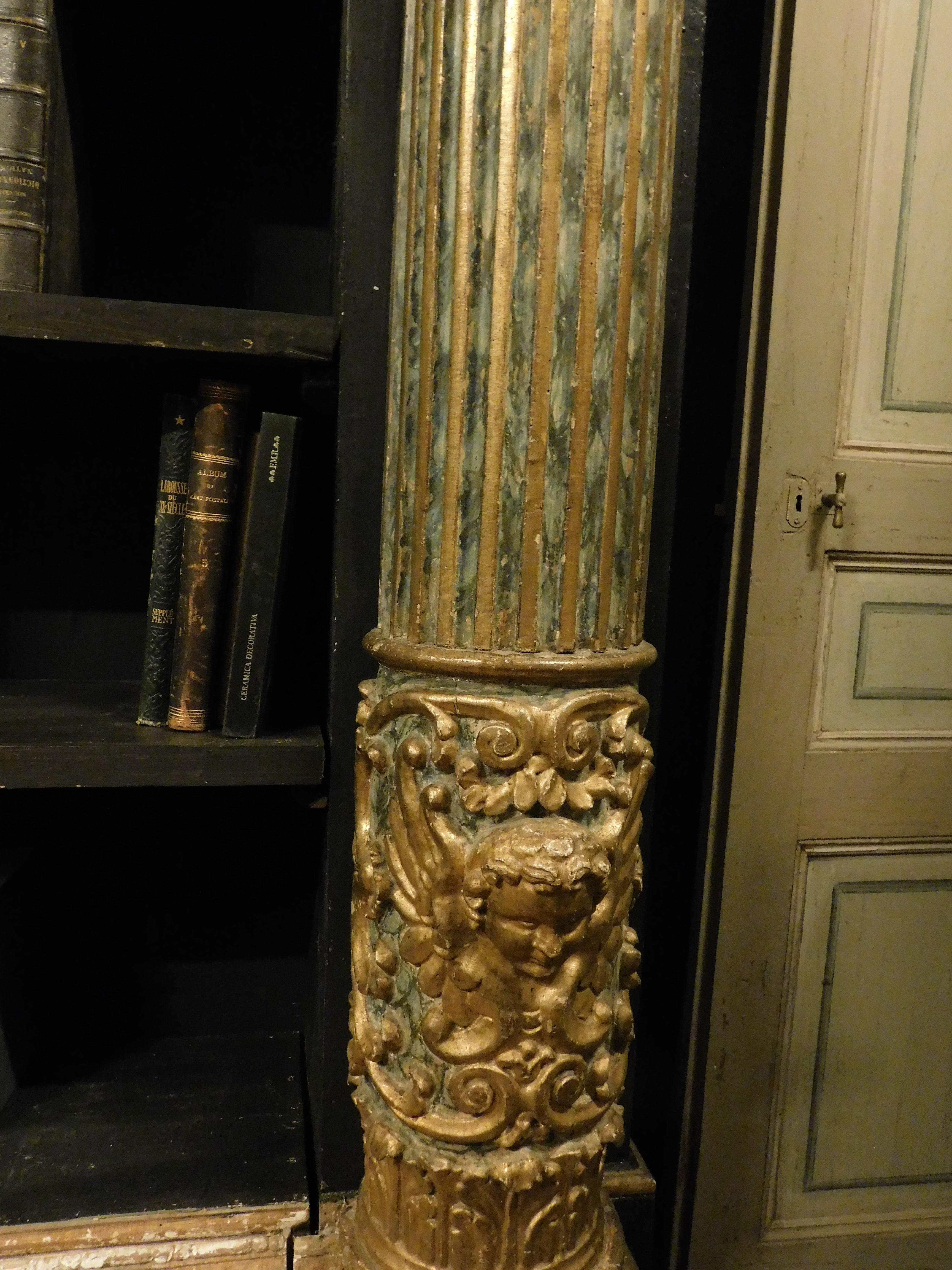 Lackiertes Bücherregal mit geschnitzten und vergoldeten Säulen, Italien (Handgeschnitzt) im Angebot