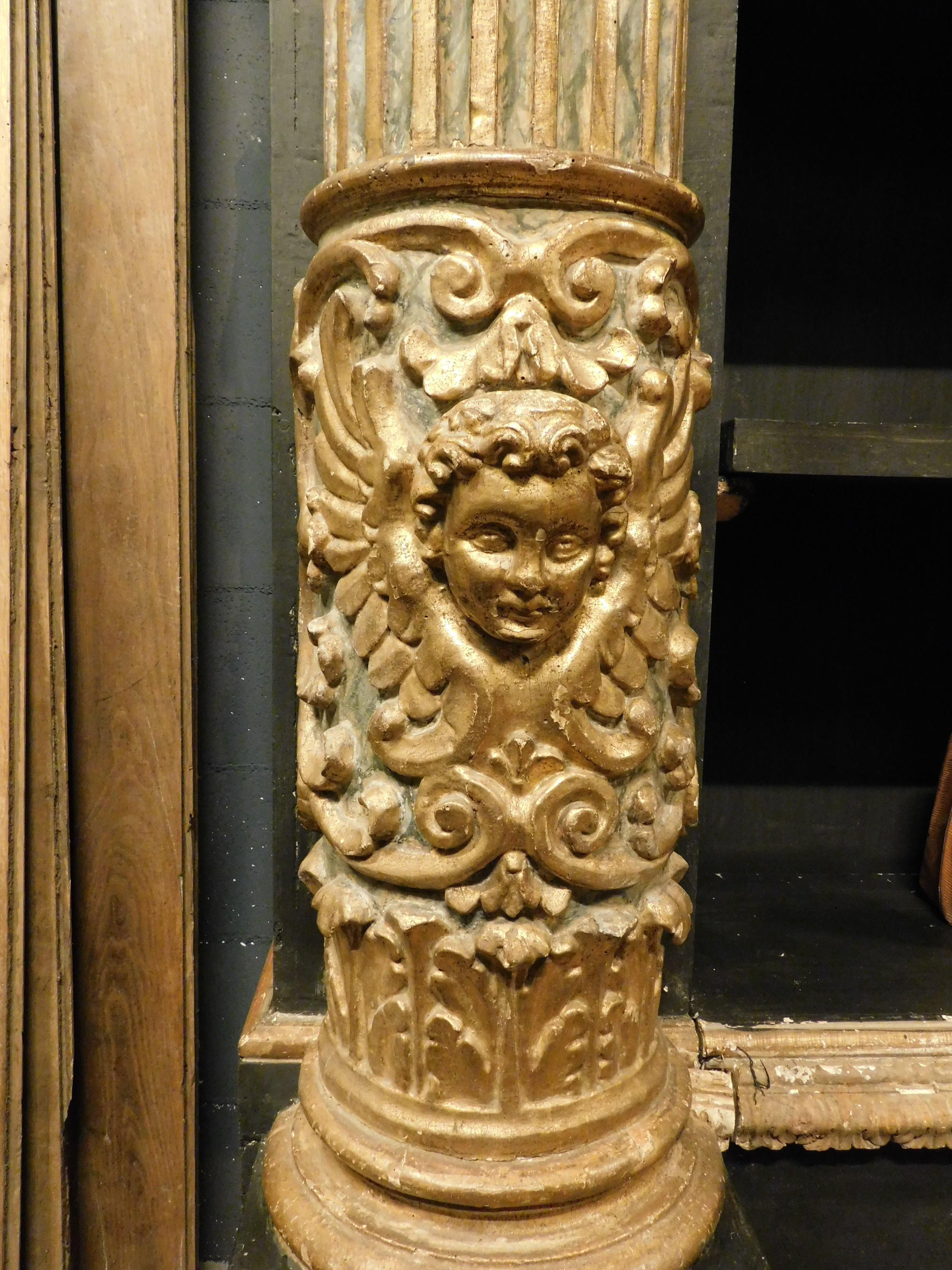 Lackiertes Bücherregal mit geschnitzten und vergoldeten Säulen, Italien (18. Jahrhundert und früher) im Angebot
