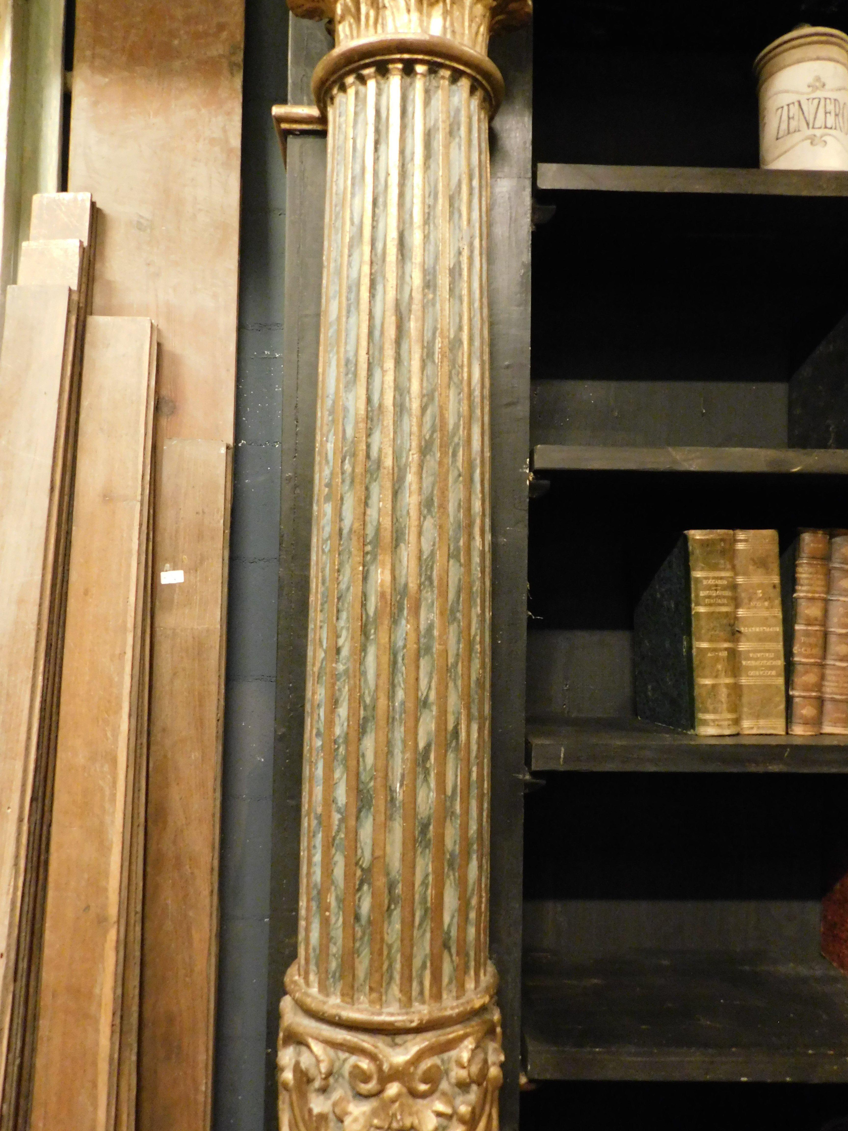 Lackiertes Bücherregal mit geschnitzten und vergoldeten Säulen, Italien (Pappelholz) im Angebot