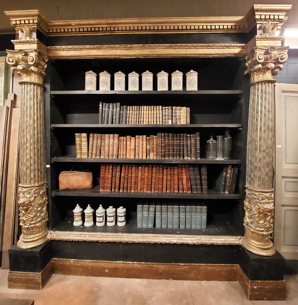 Lacquered bookcase with carved and gilded columns, Italy For Sale 1