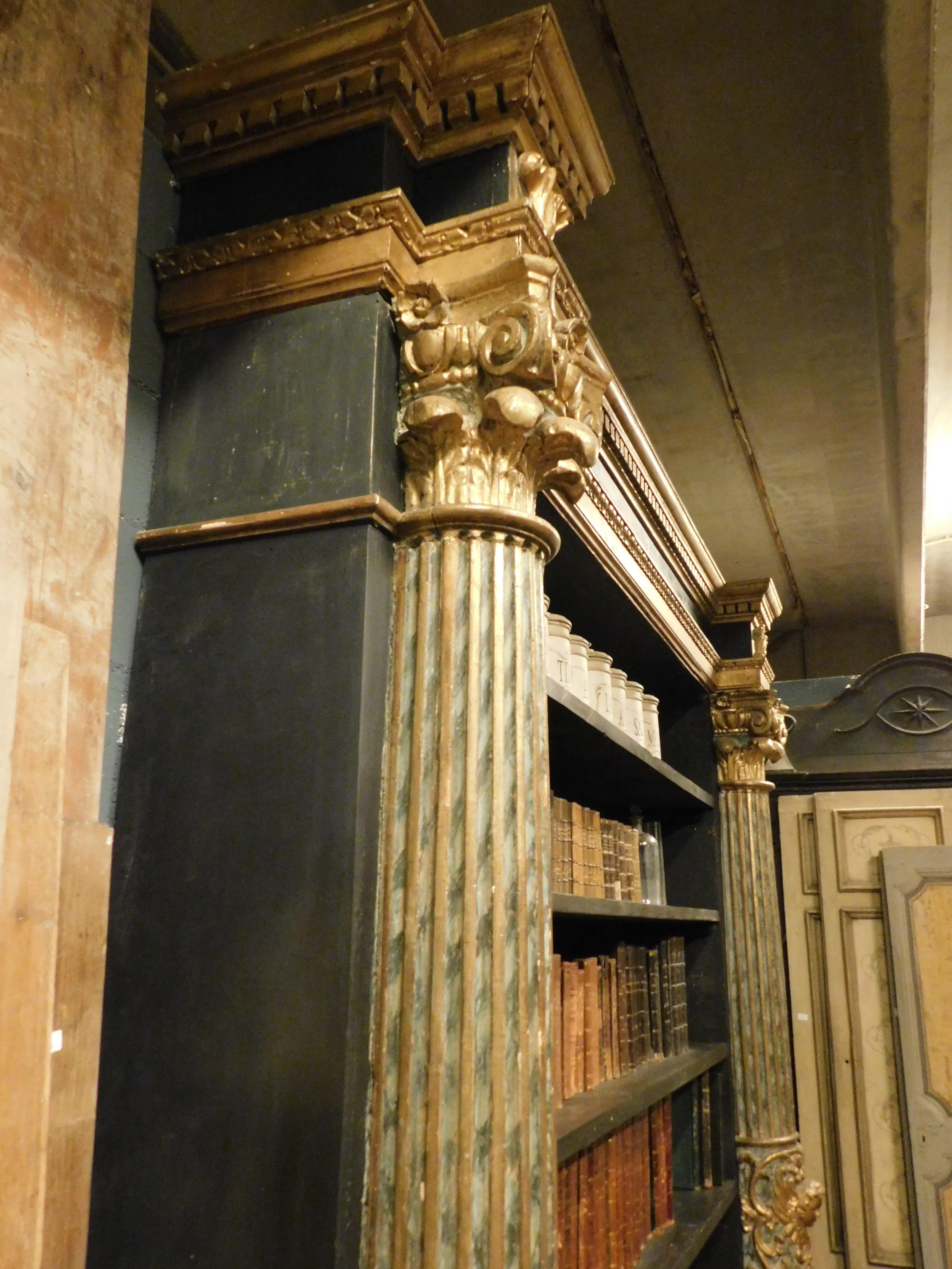 Lacquered bookcase with carved and gilded columns, Italy For Sale 2