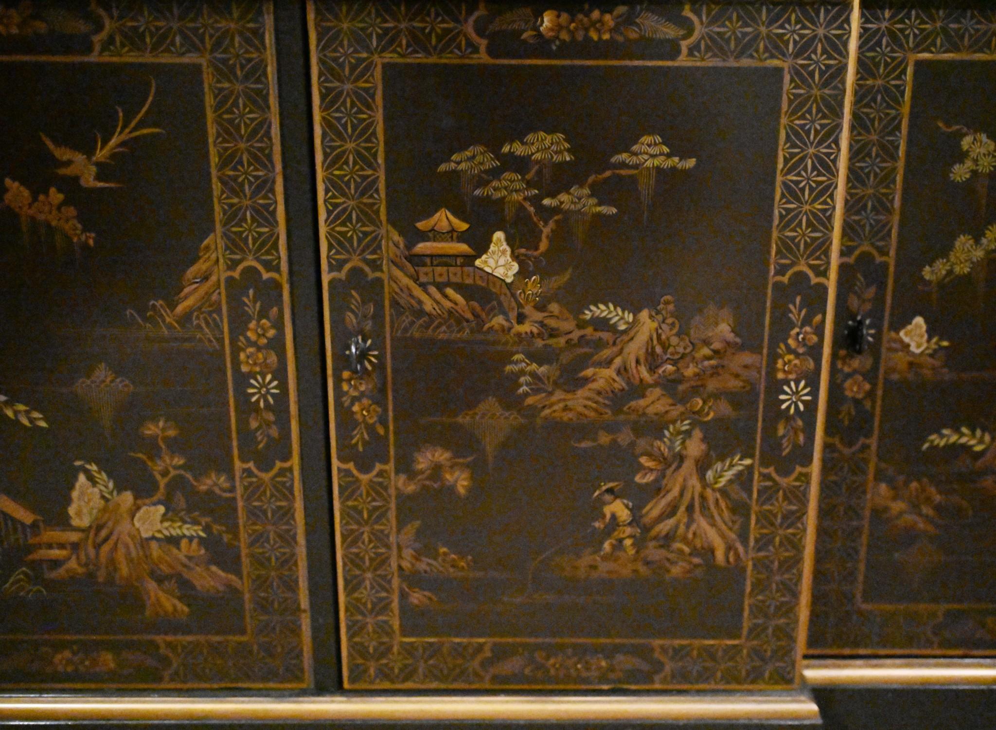 Late 20th Century Lacquered Breakfront Bookcase Chinoiserie For Sale