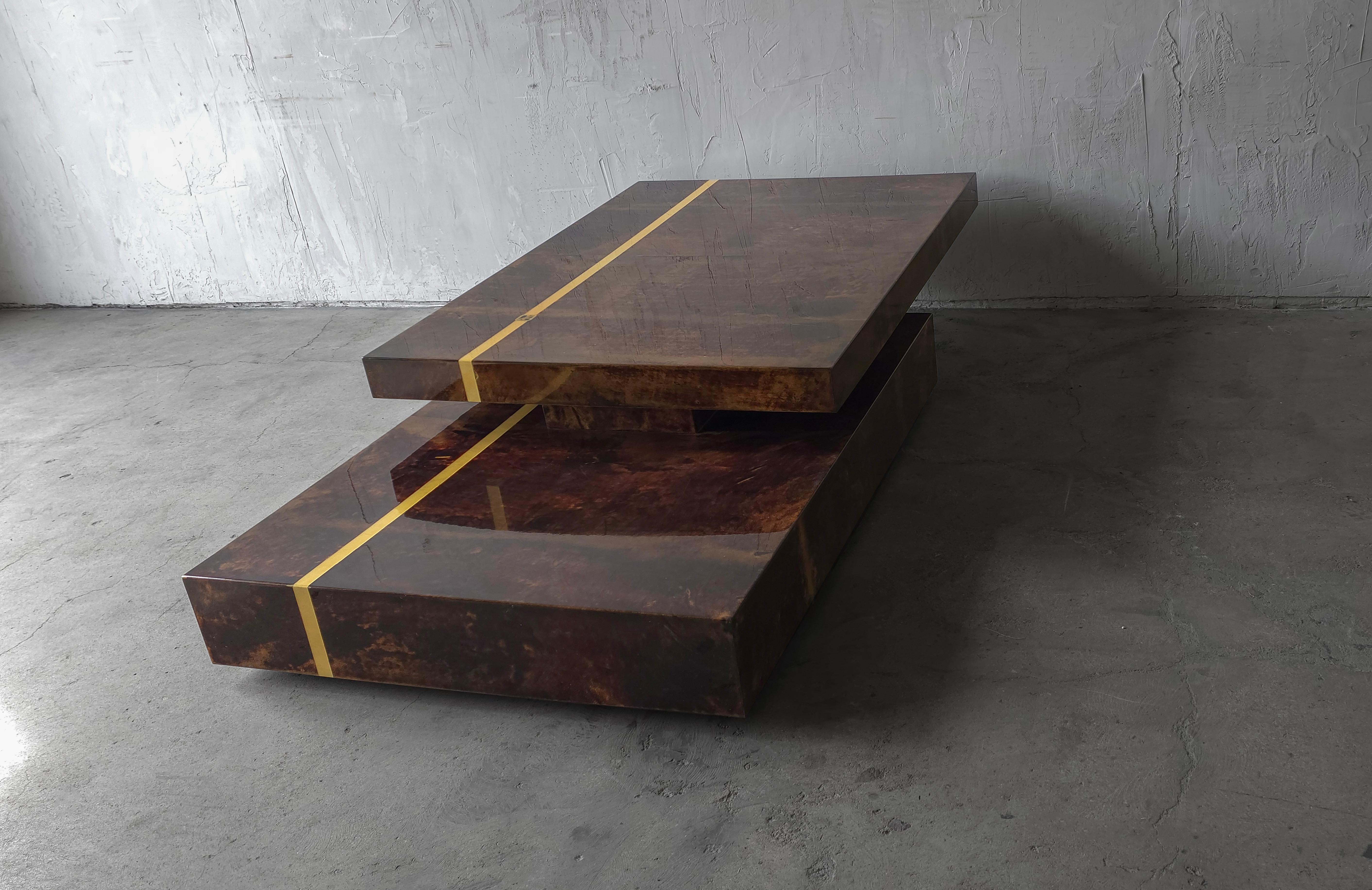 Ausziehbarer Couchtisch aus braunem lackiertem Ziegenleder von Aldo Tura (Moderne der Mitte des Jahrhunderts) im Angebot