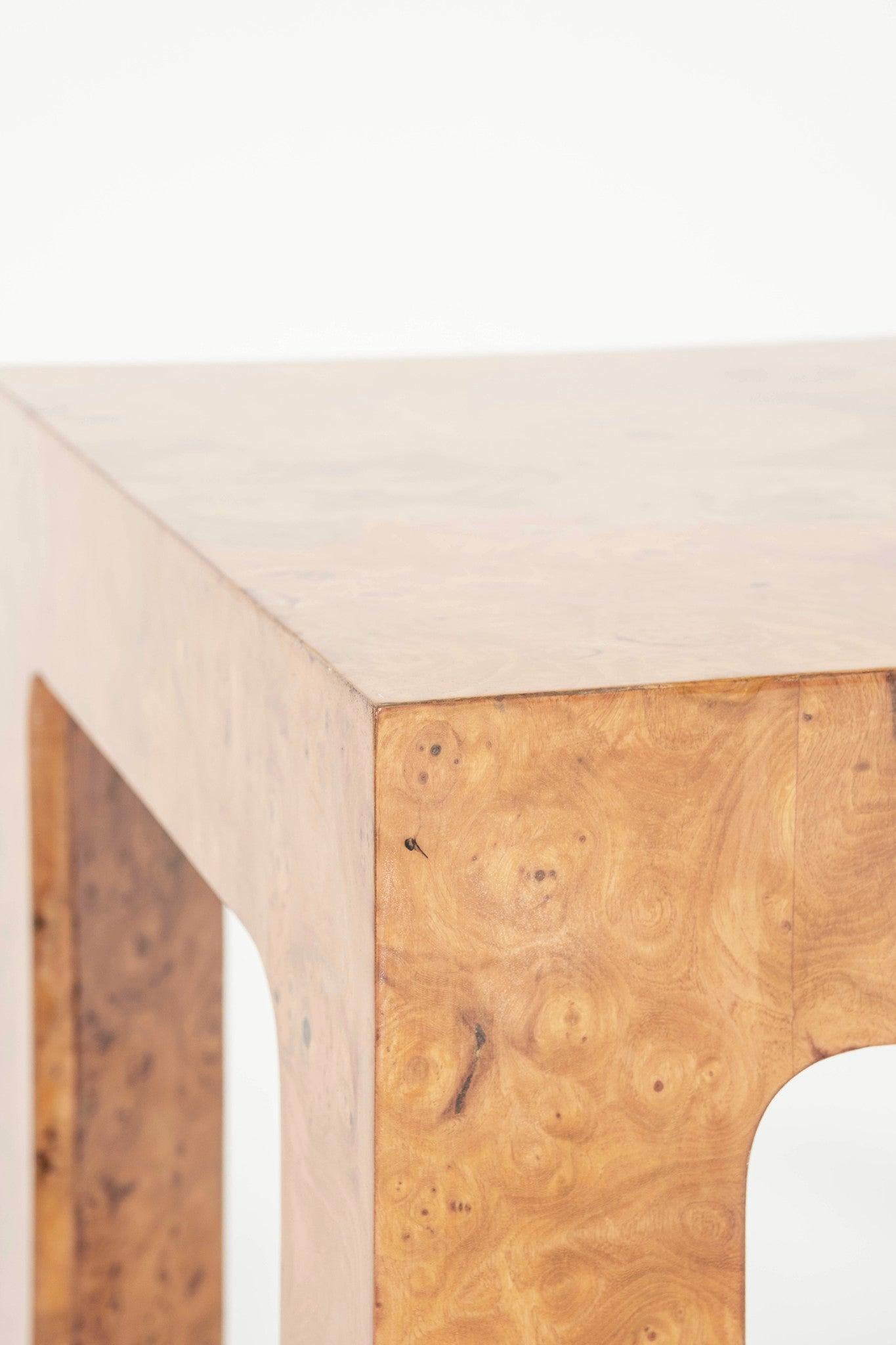 Lackierter Beistelltisch aus Burl Wood (20. Jahrhundert) im Angebot