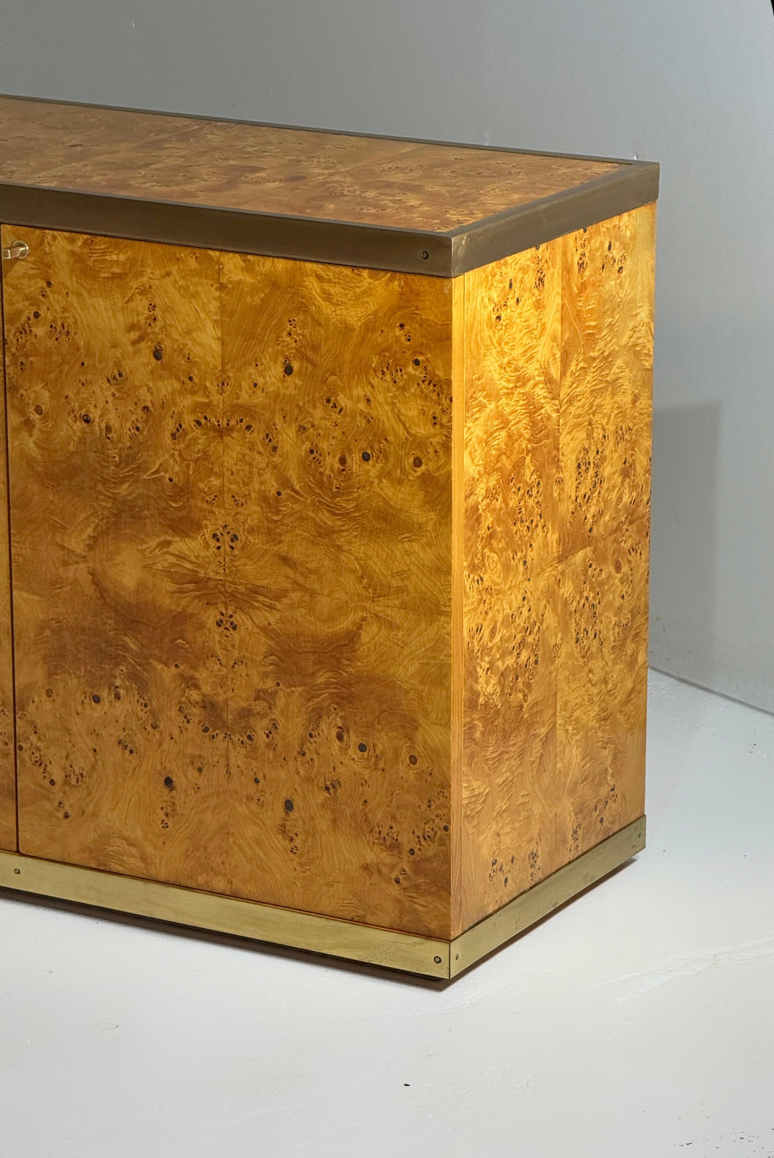 Credenza de madera de arce lacada y latón, años 70 en venta 4