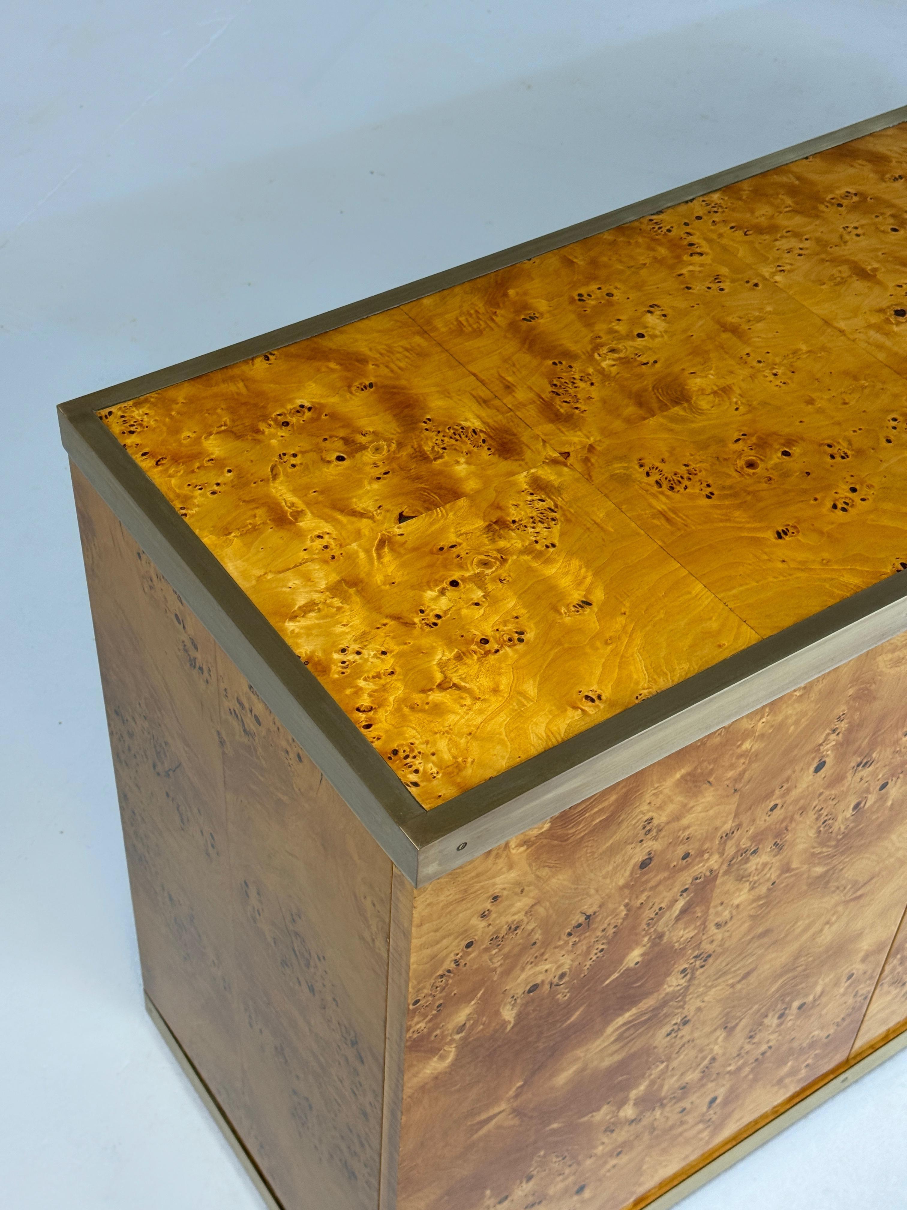 Credenza de madera de arce lacada y latón, años 70 en venta 5