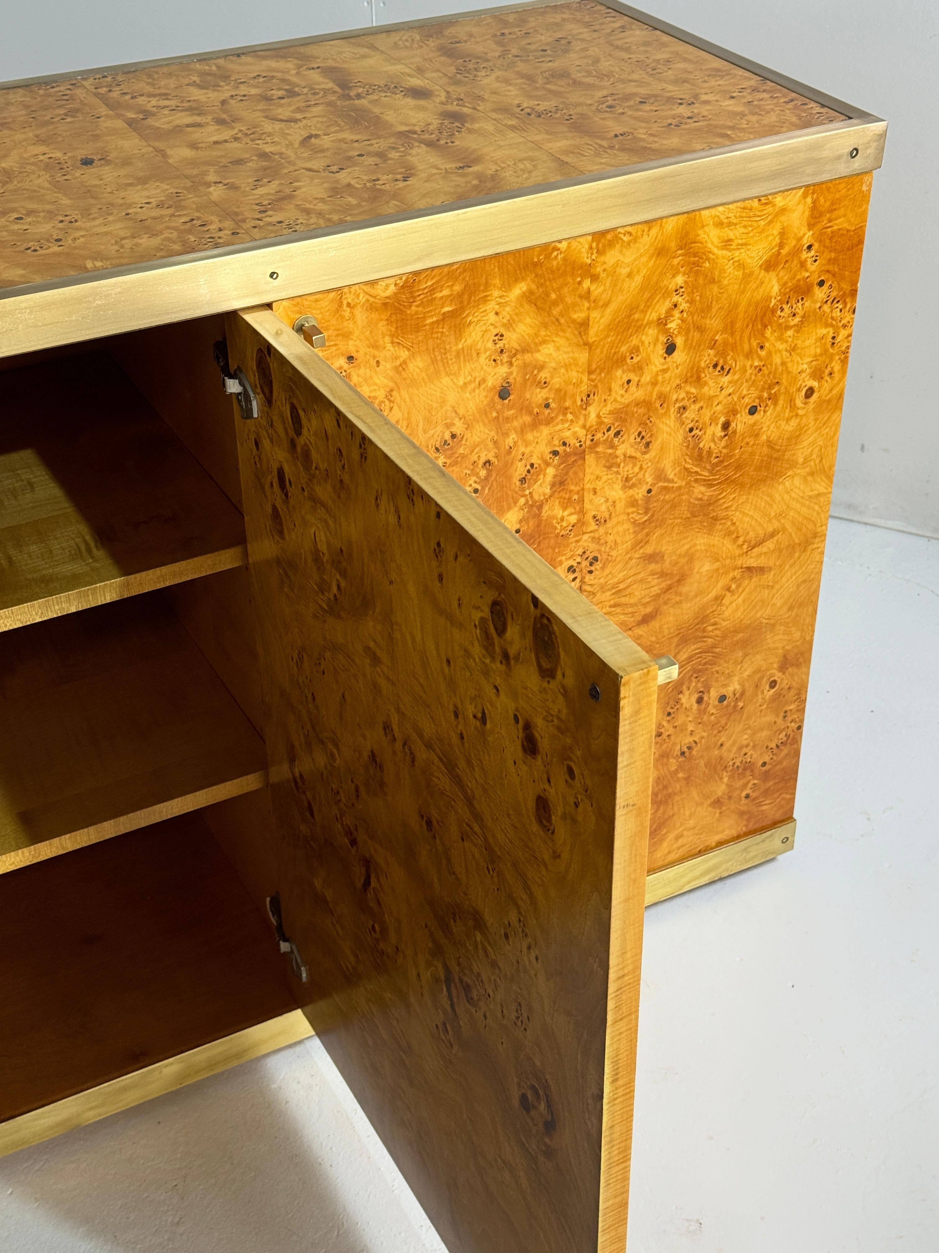 Credenza de madera de arce lacada y latón, años 70 en venta 6