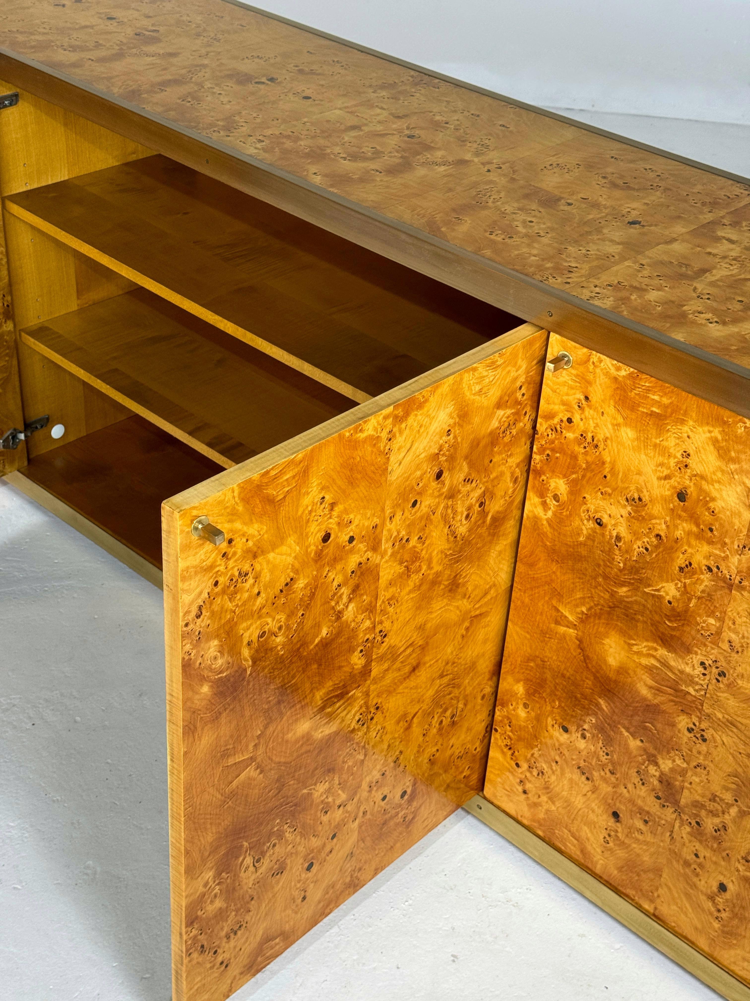 Credenza de madera de arce lacada y latón, años 70 en venta 7