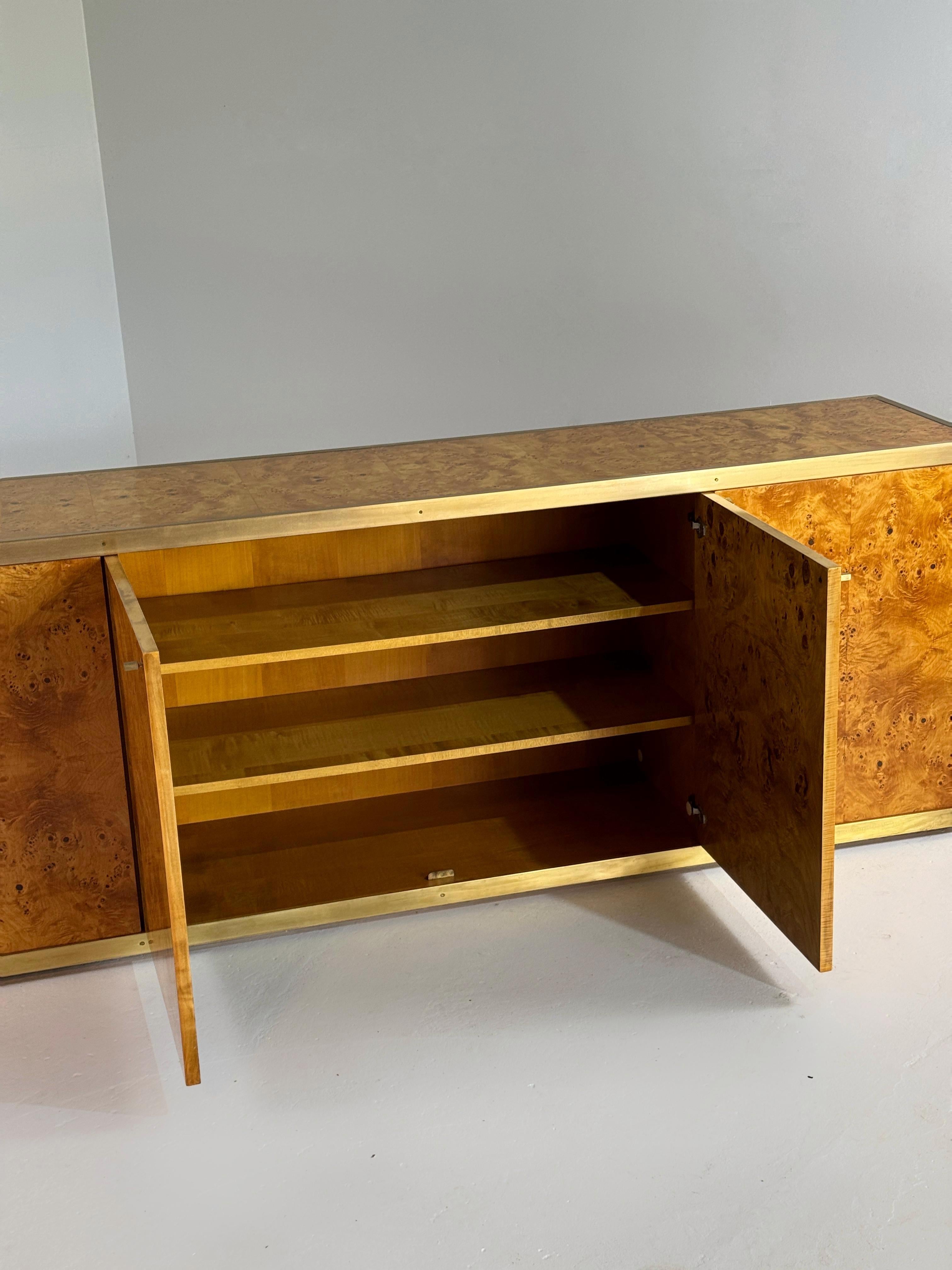 Credenza de madera de arce lacada y latón, años 70 en venta 8