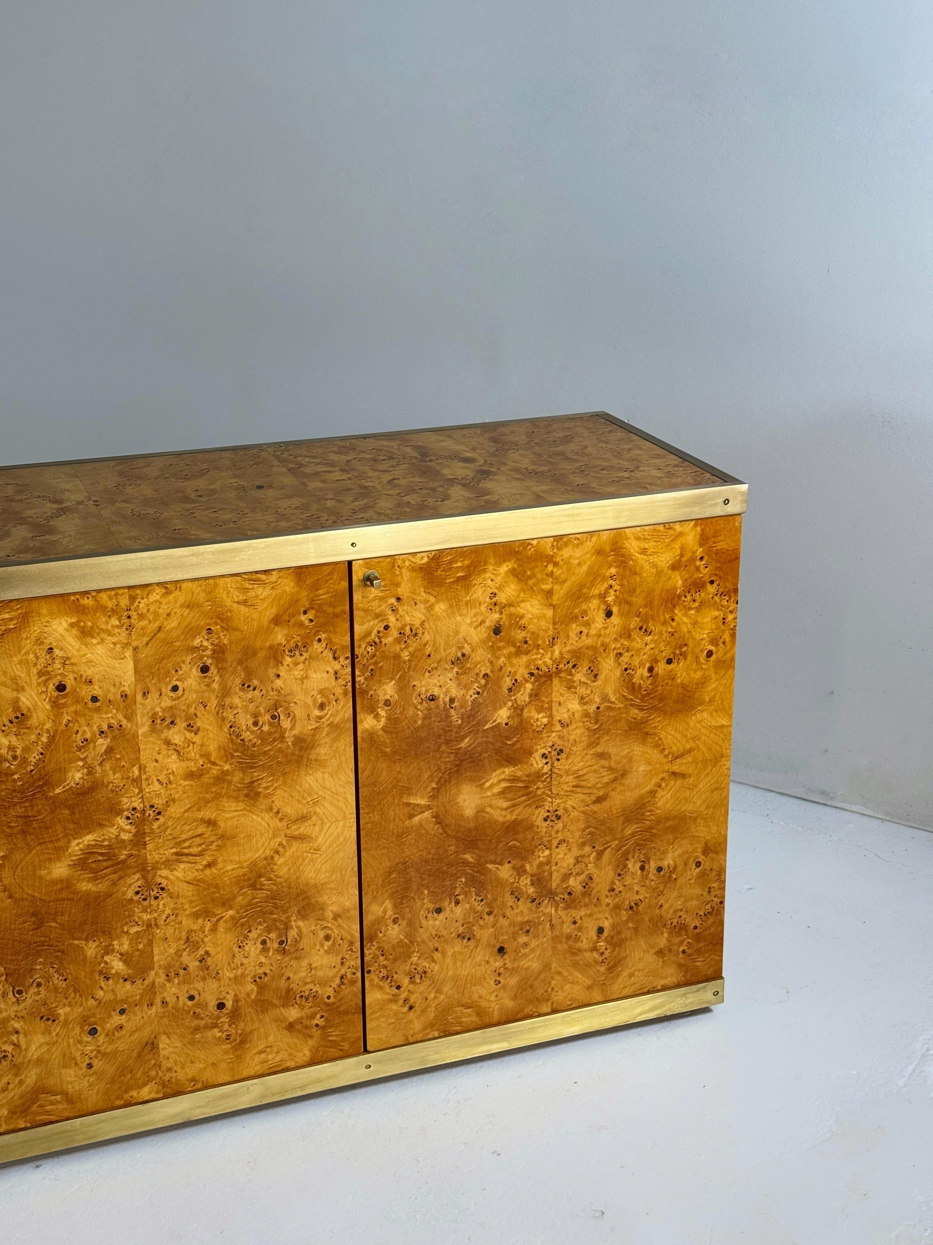 Credenza de madera de arce lacada y latón, años 70 en venta 9
