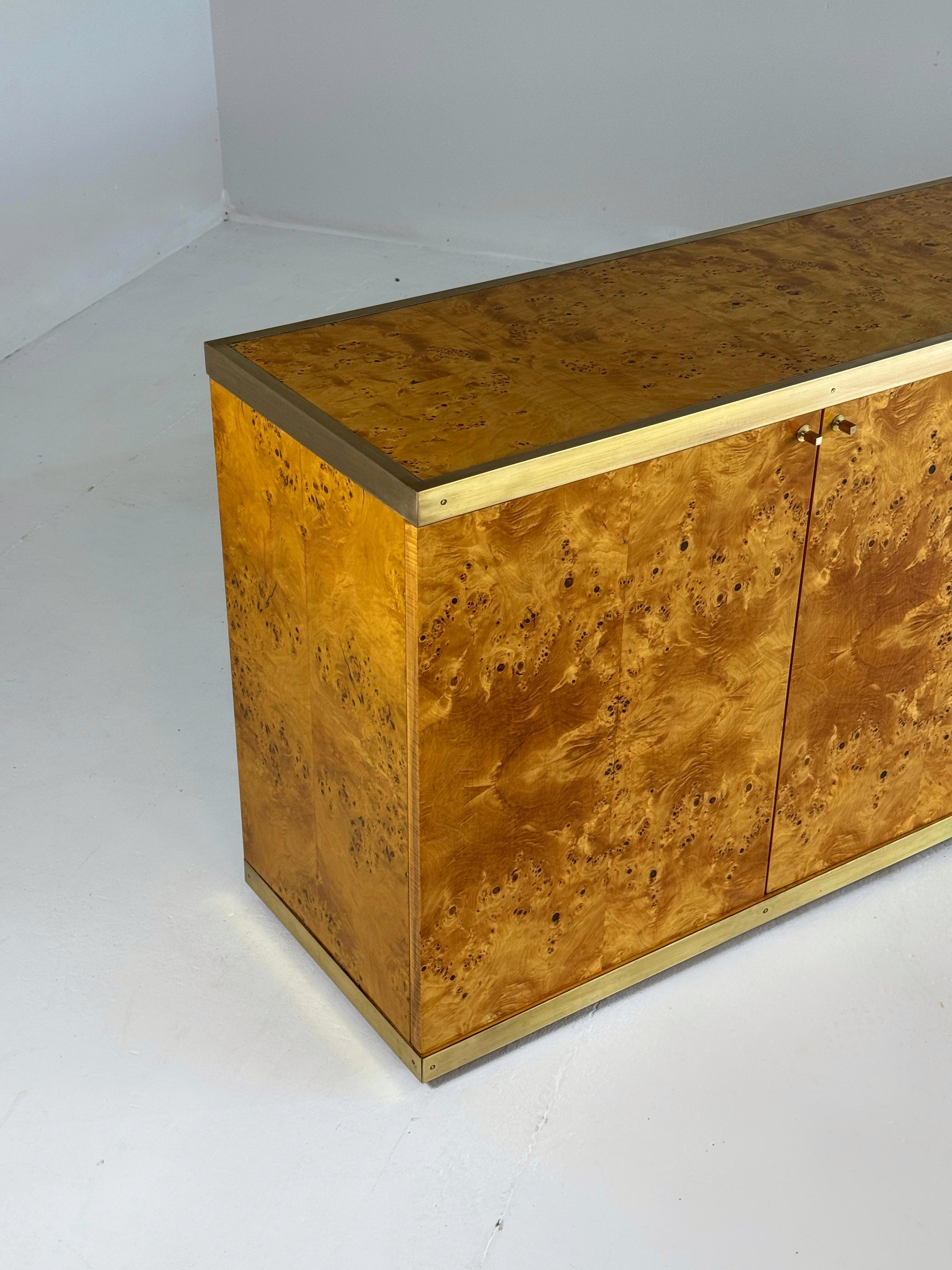 Credenza de madera de arce lacada y latón, años 70 en venta 10
