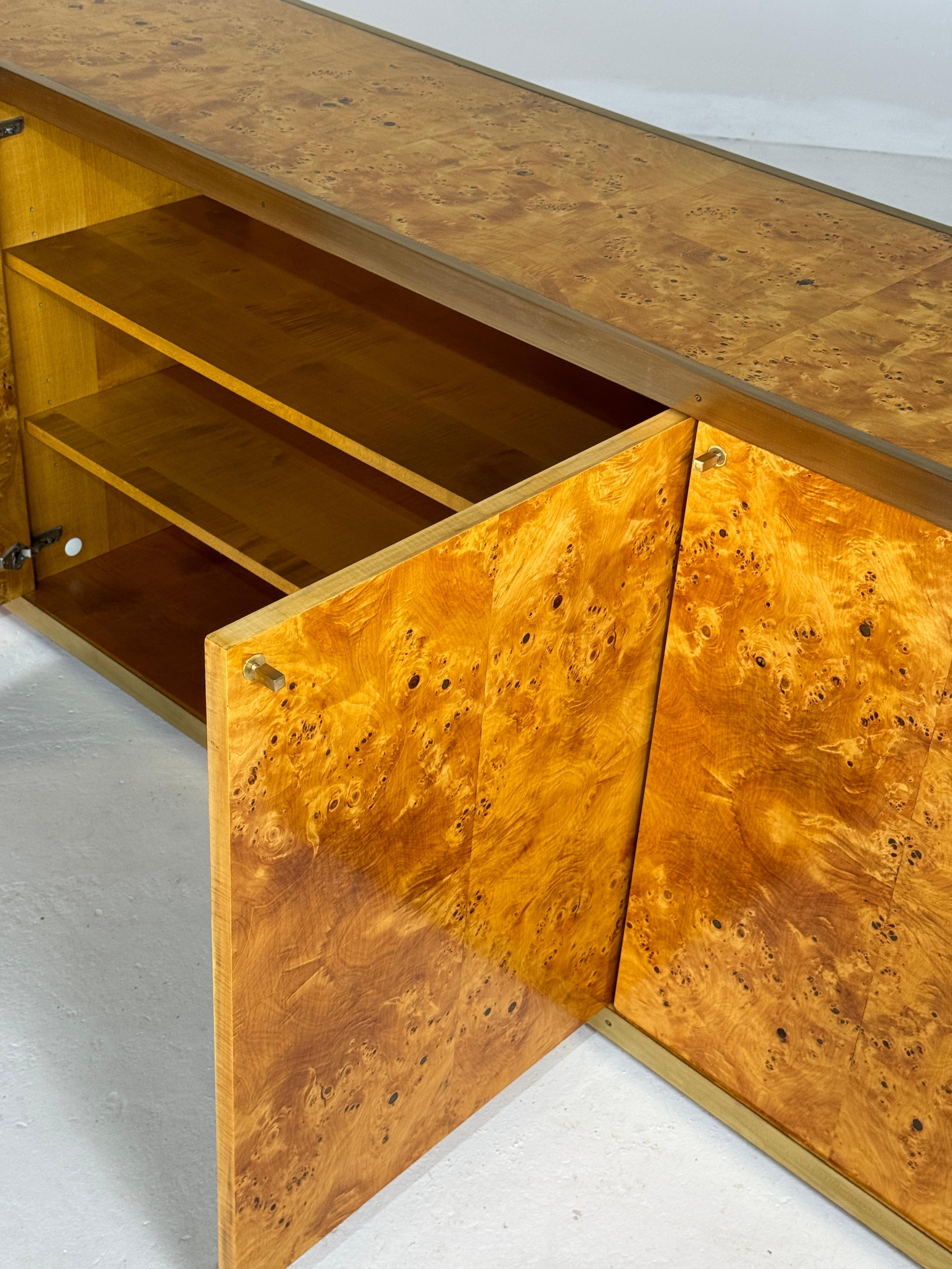 Credenza de madera de arce lacada y latón, años 70 en venta 12