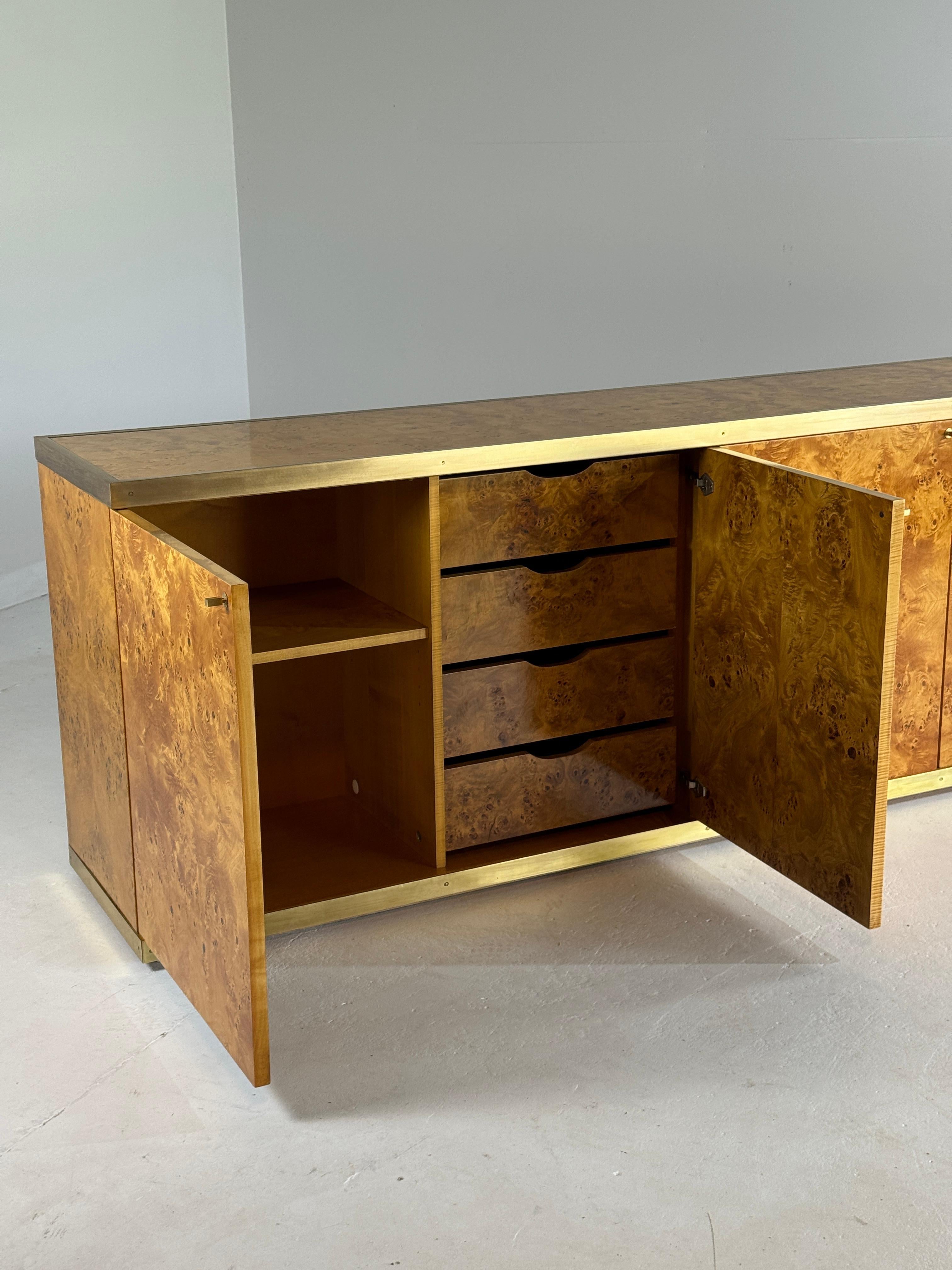 Credenza de madera de arce lacada y latón, años 70 en venta 13