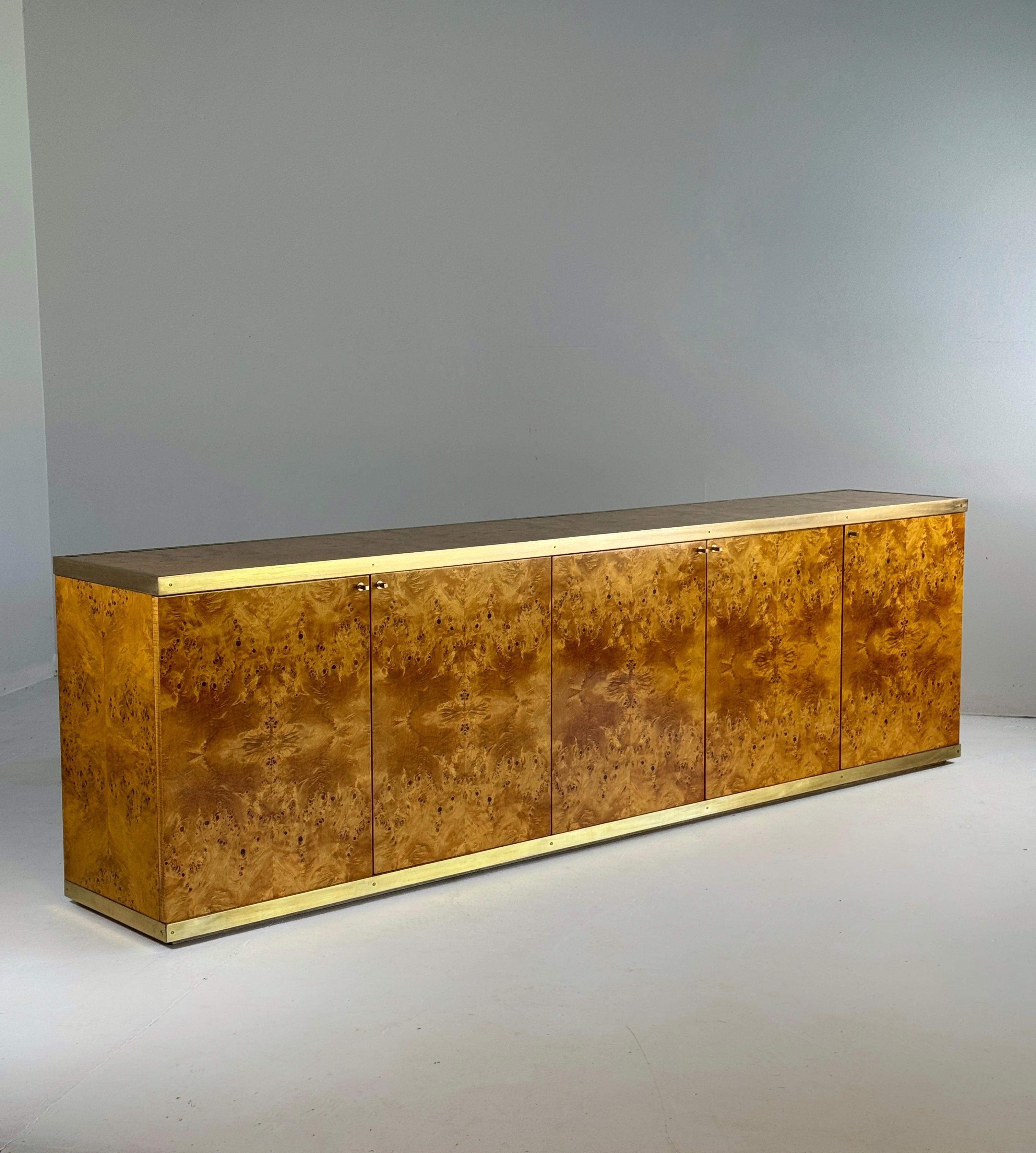 Un aparador/credenza realmente exclusivo en chapa de madera de arce de alta calidad y detalles de latón.

Este armario está completamente restaurado y en perfecto estado.

Con 5 puertas de apertura y mucho espacio de almacenamiento en el