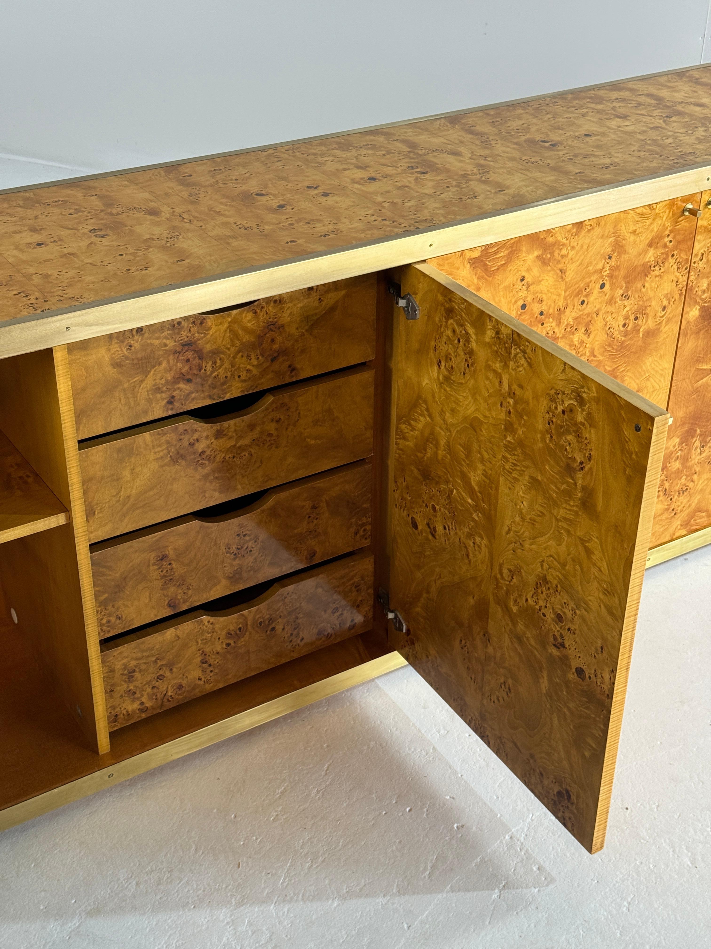 Credenza de madera de arce lacada y latón, años 70 en venta 14