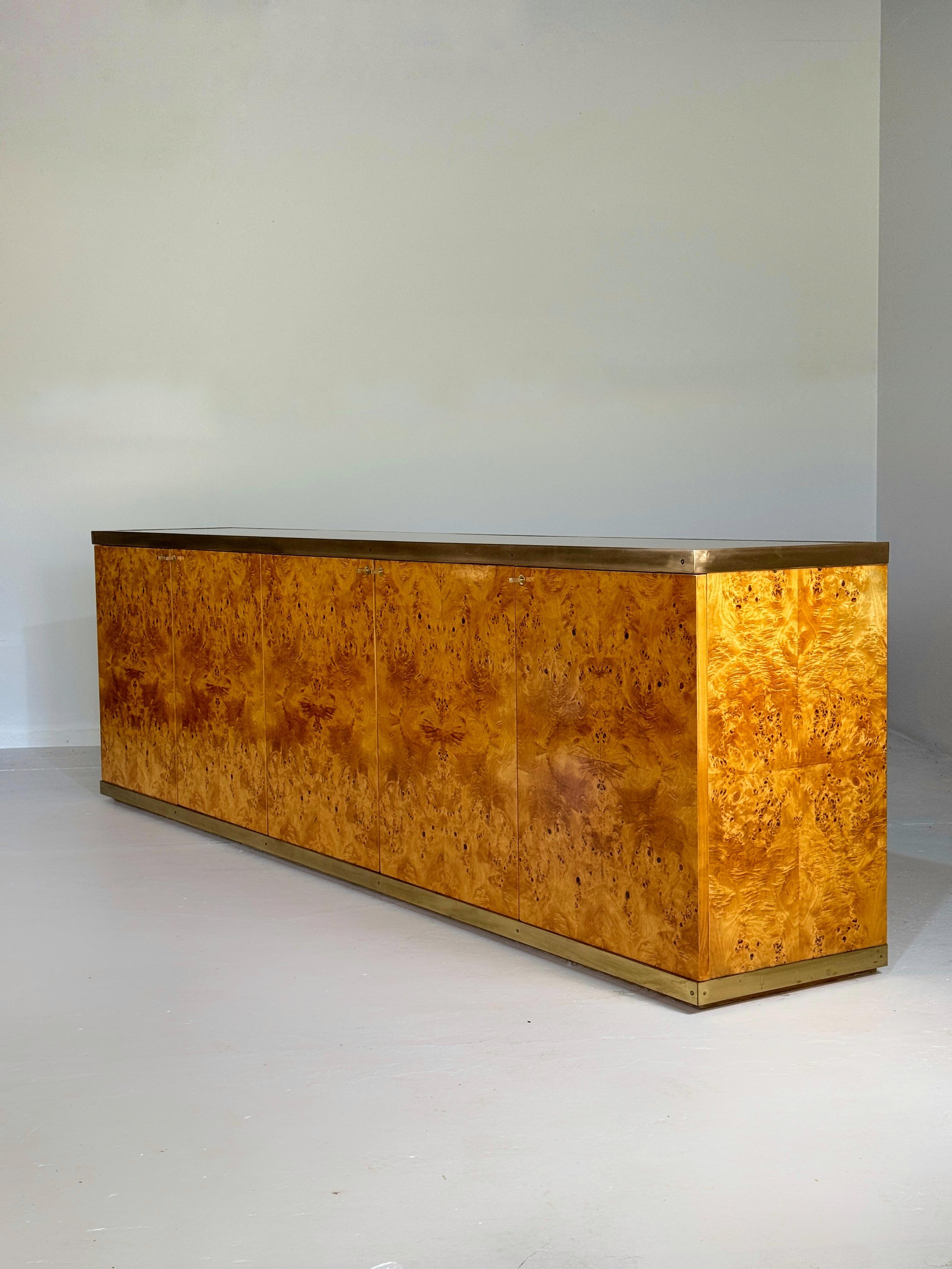 Credenza de madera de arce lacada y latón, años 70 Europeo en venta