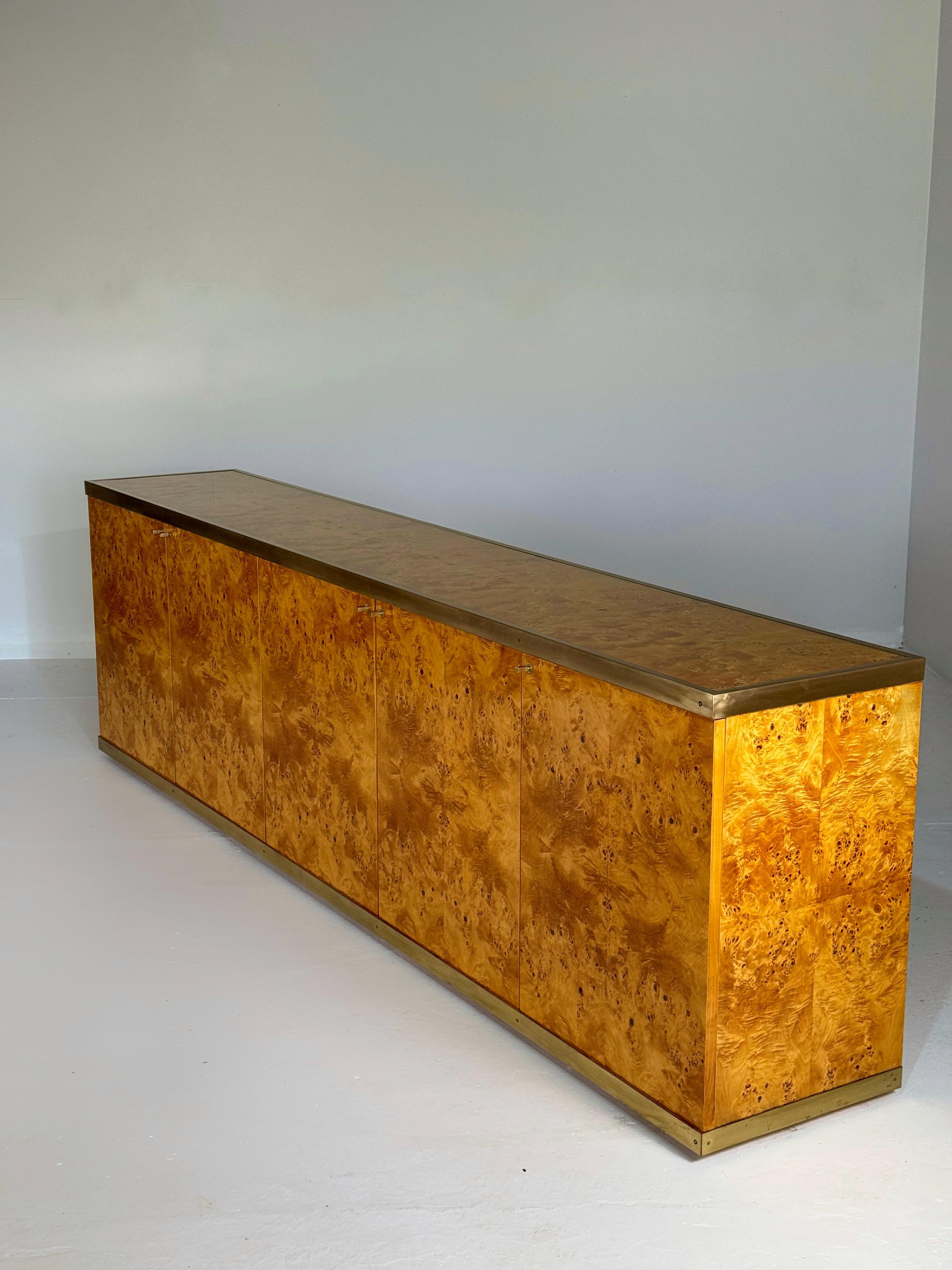 Credenza de madera de arce lacada y latón, años 70 finales del siglo XX en venta