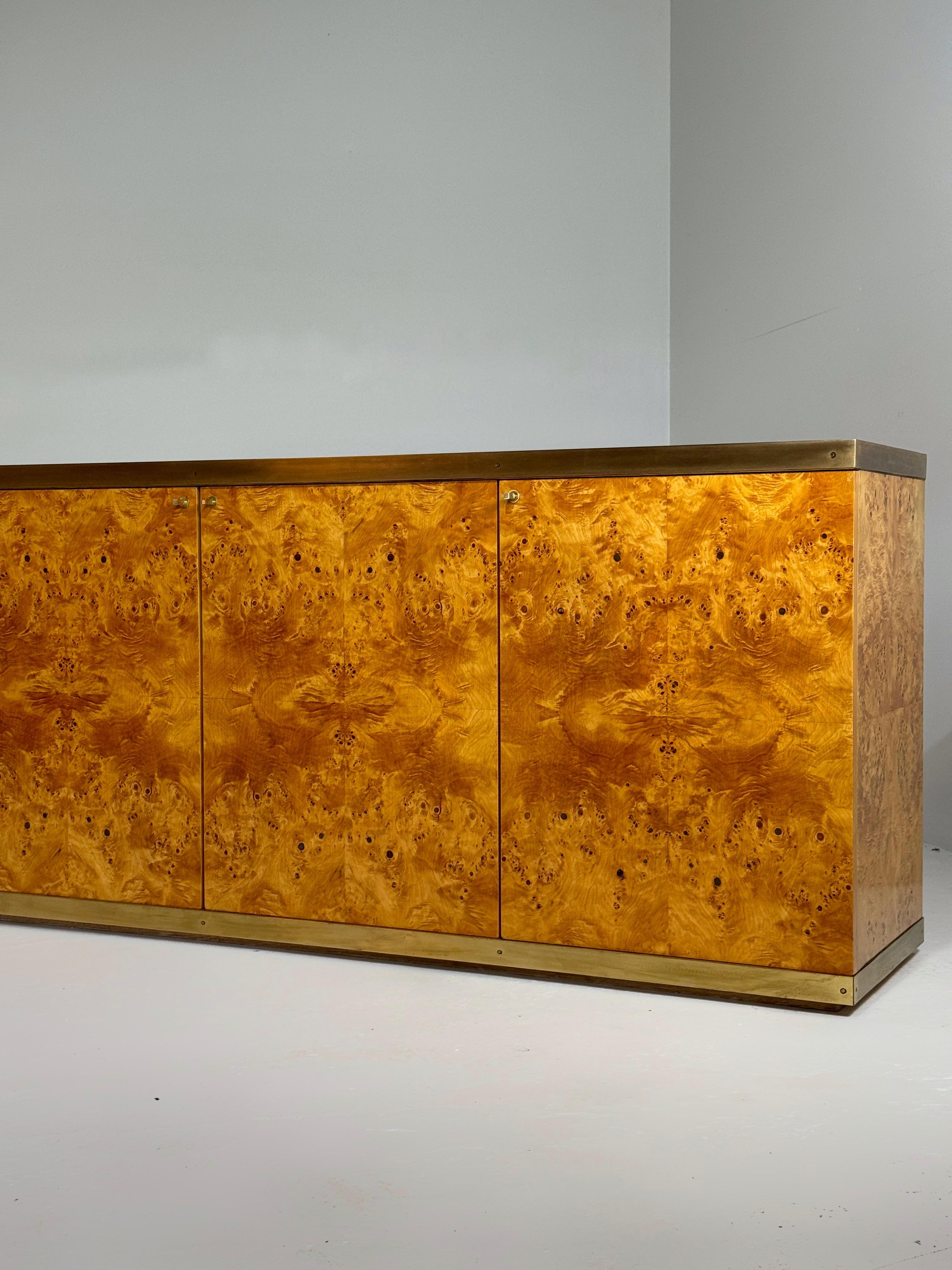 Credenza de madera de arce lacada y latón, años 70 Latón en venta