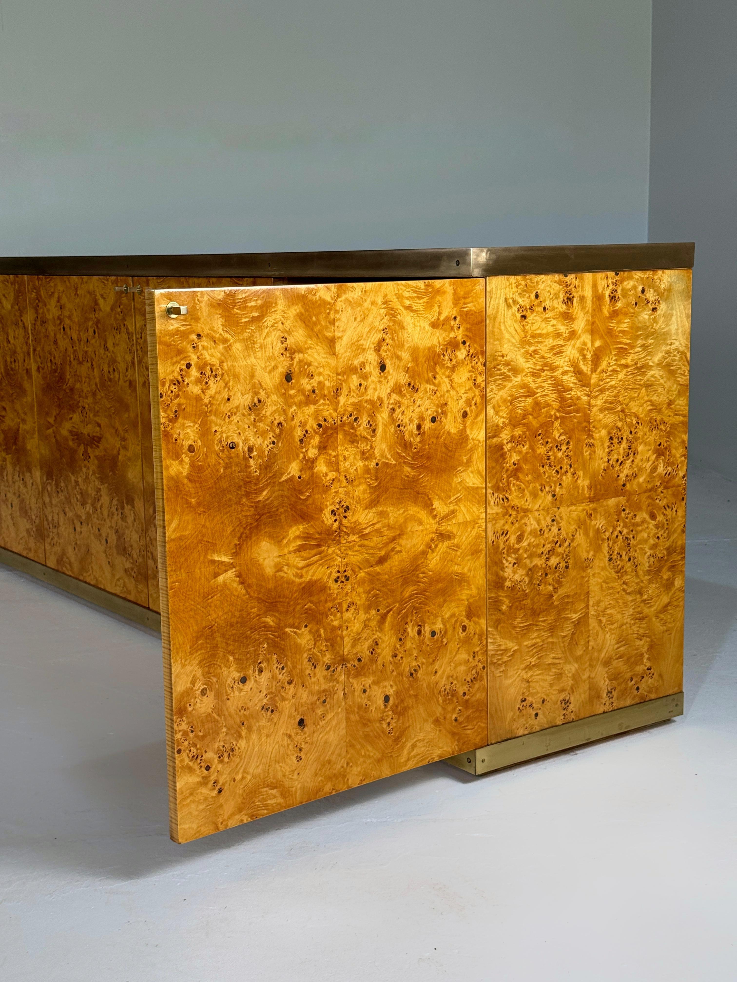 Credenza de madera de arce lacada y latón, años 70 en venta 1