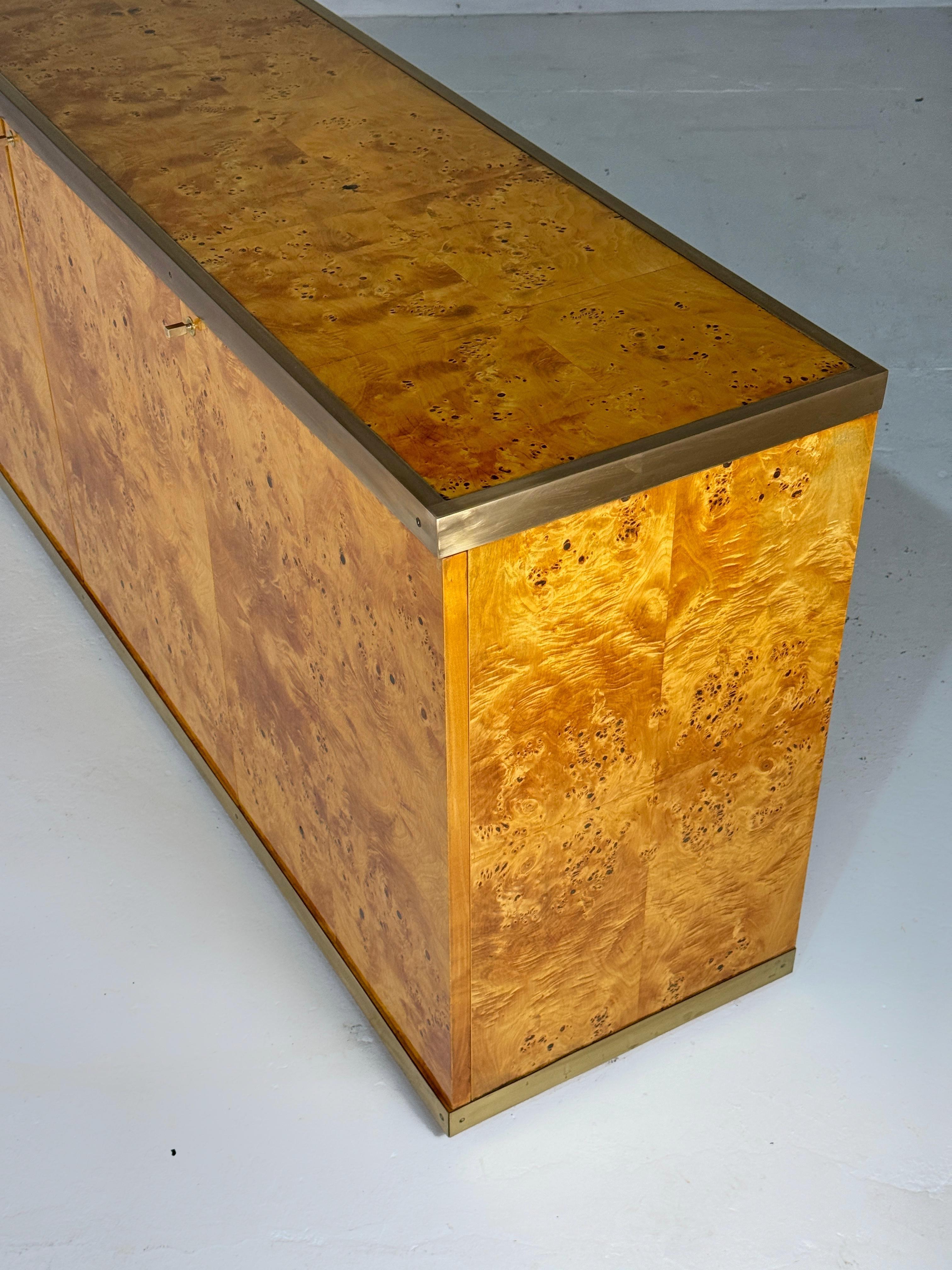 Credenza de madera de arce lacada y latón, años 70 en venta 2