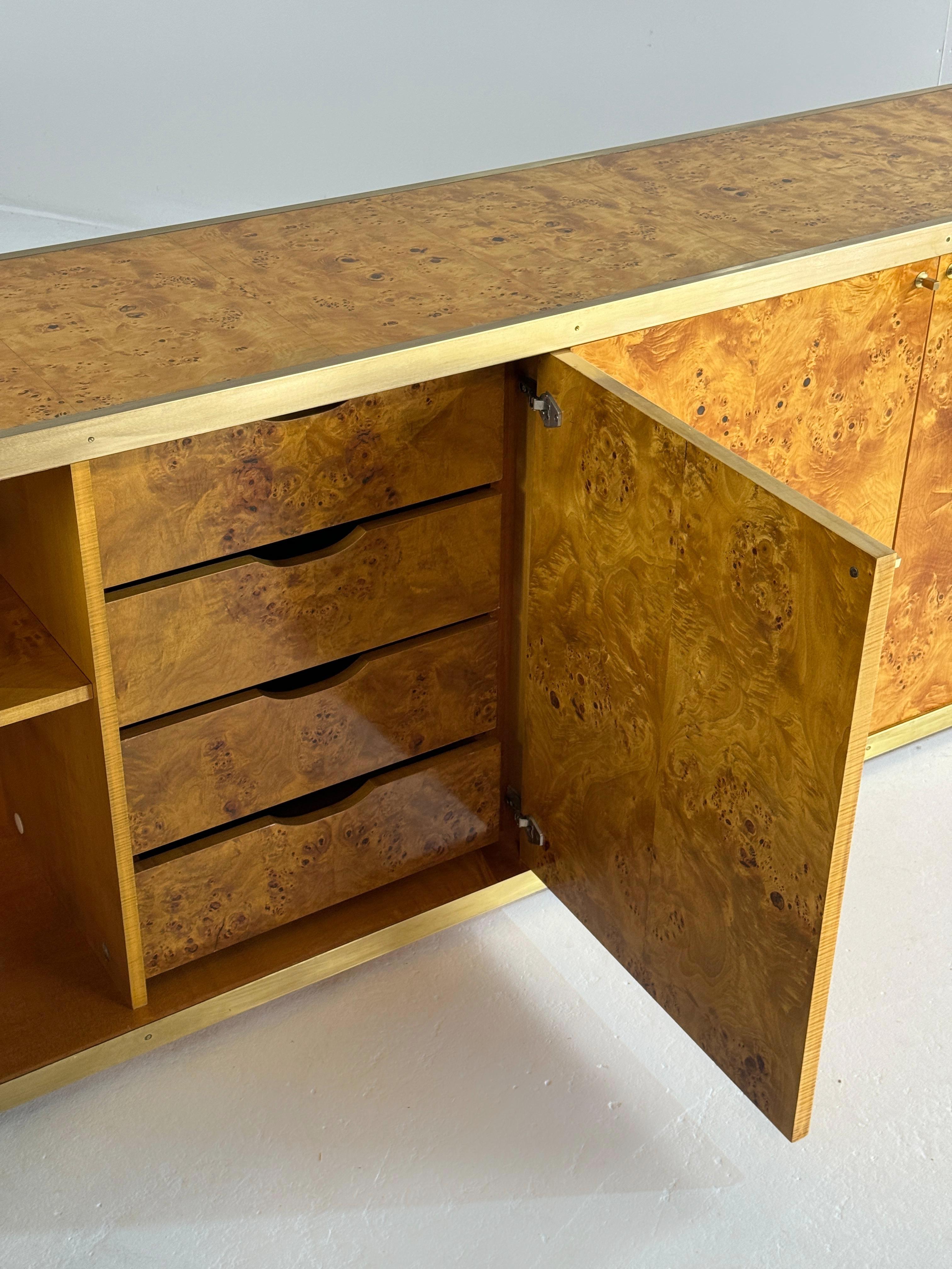Credenza de madera de arce lacada y latón, años 70 en venta 3