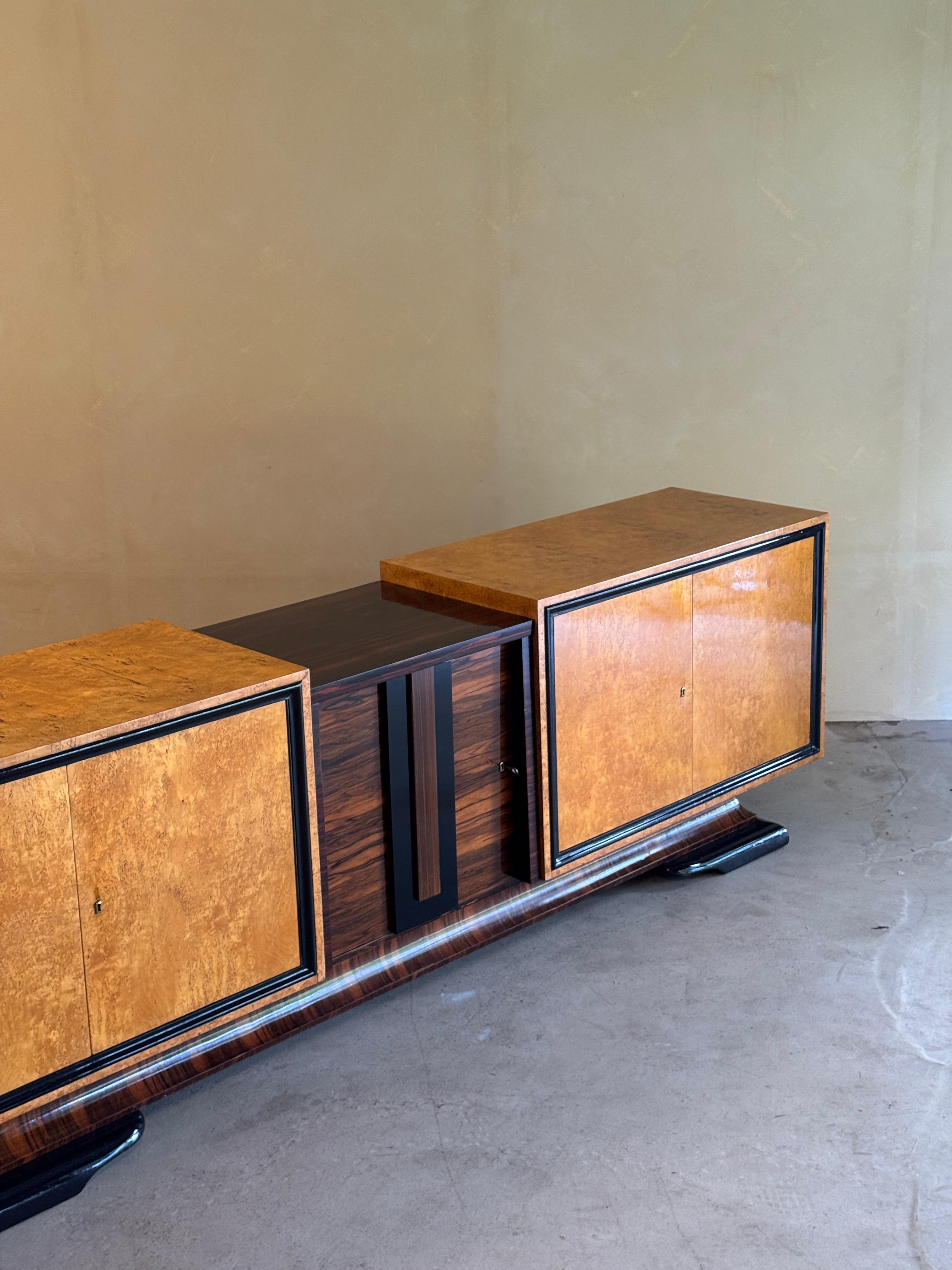 Credenza Art Decó de madera de burl lacada, años 30 en venta 5
