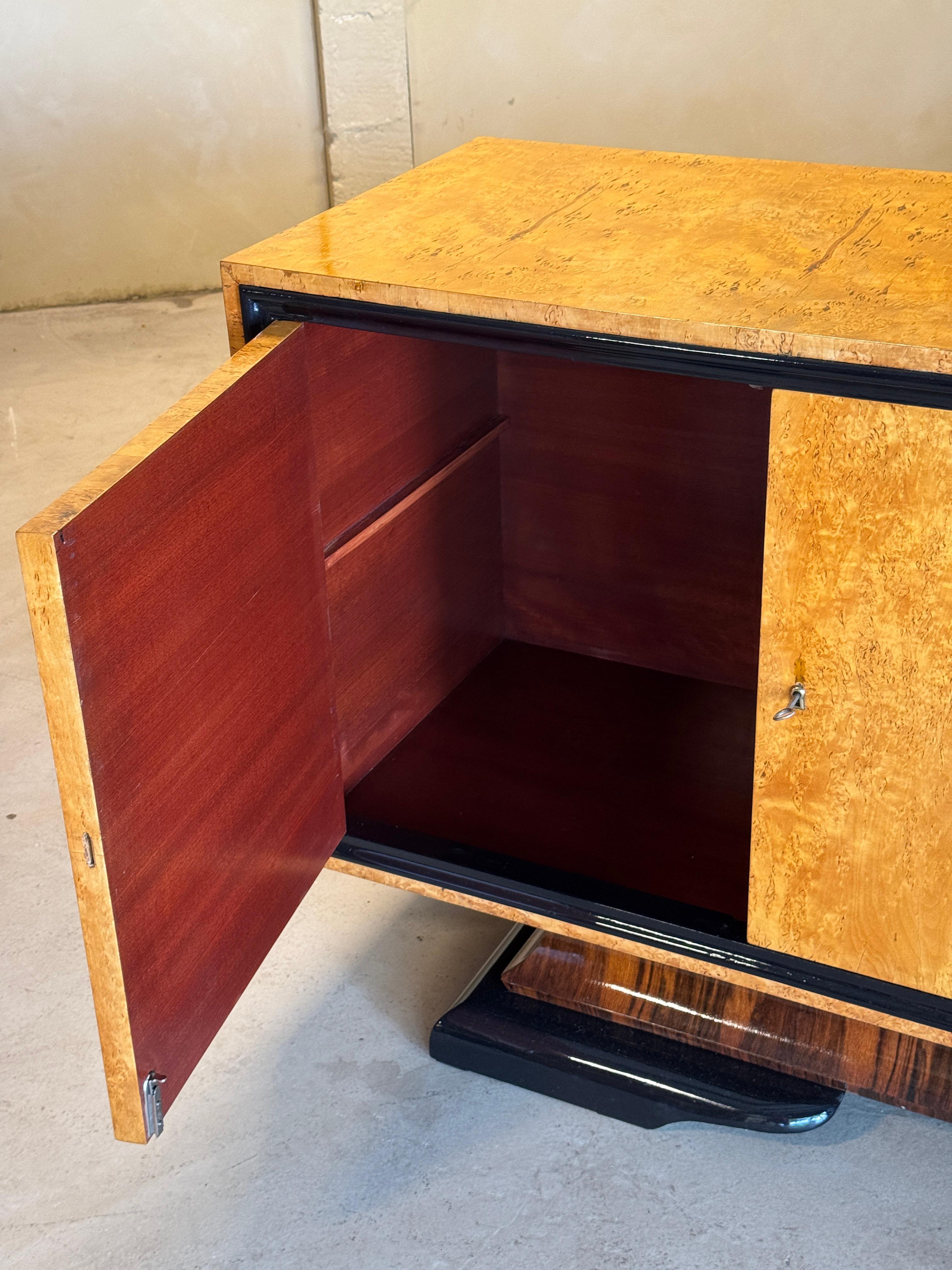 Credenza Art Decó de madera de burl lacada, años 30 en venta 10