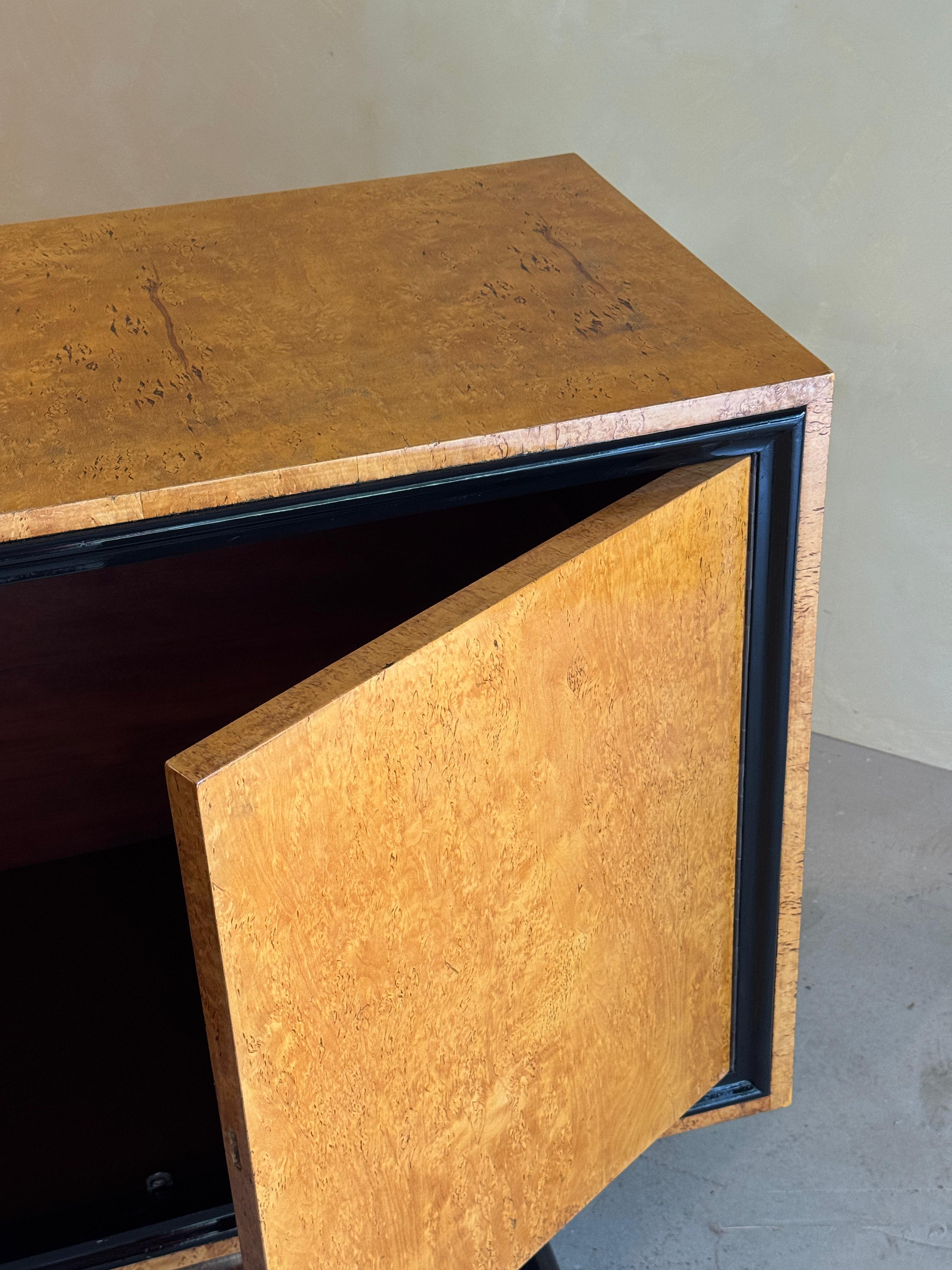 Credenza Art Decó de madera de burl lacada, años 30 en venta 12