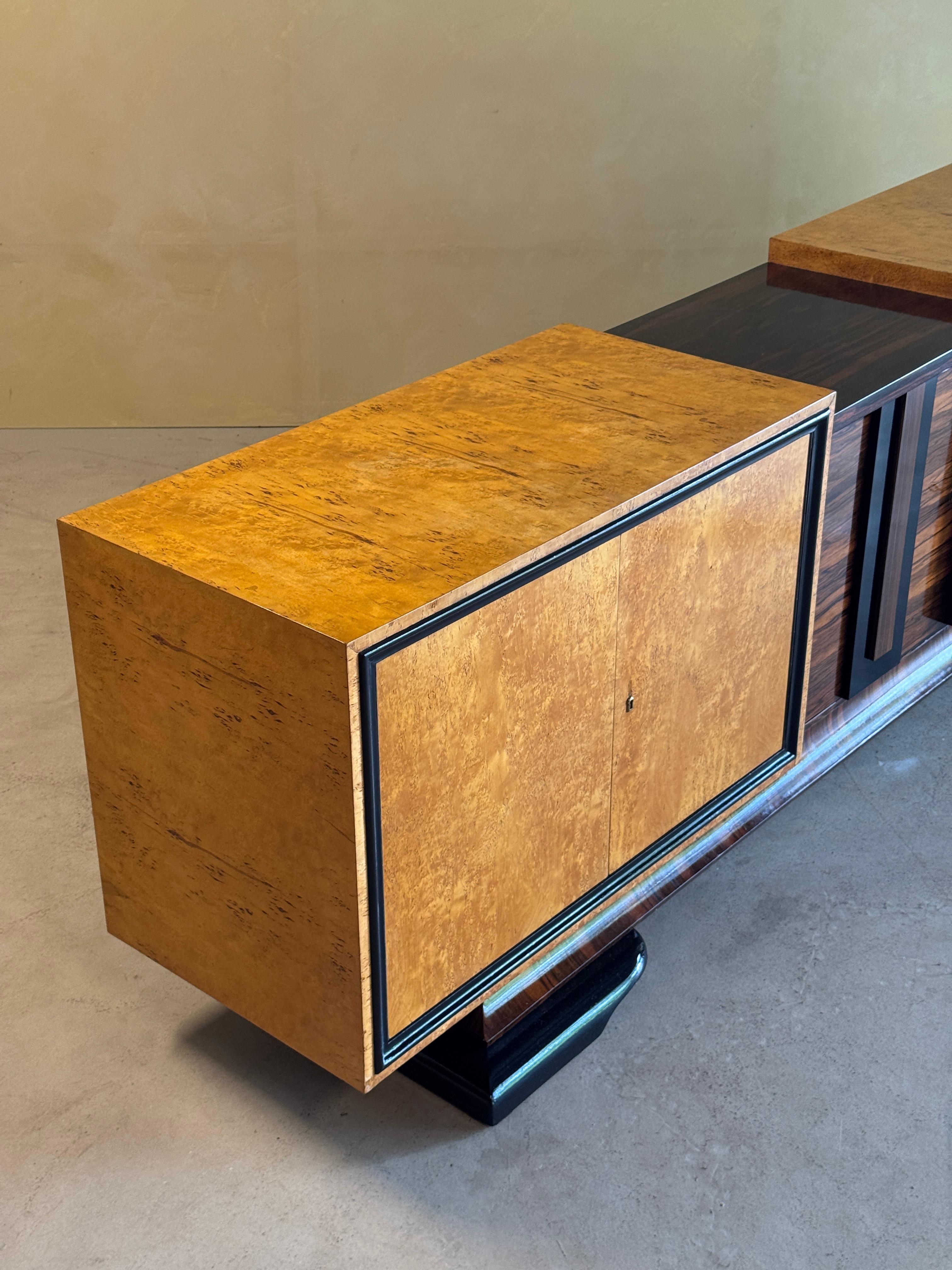 Credenza Art Decó de madera de burl lacada, años 30 Europeo en venta