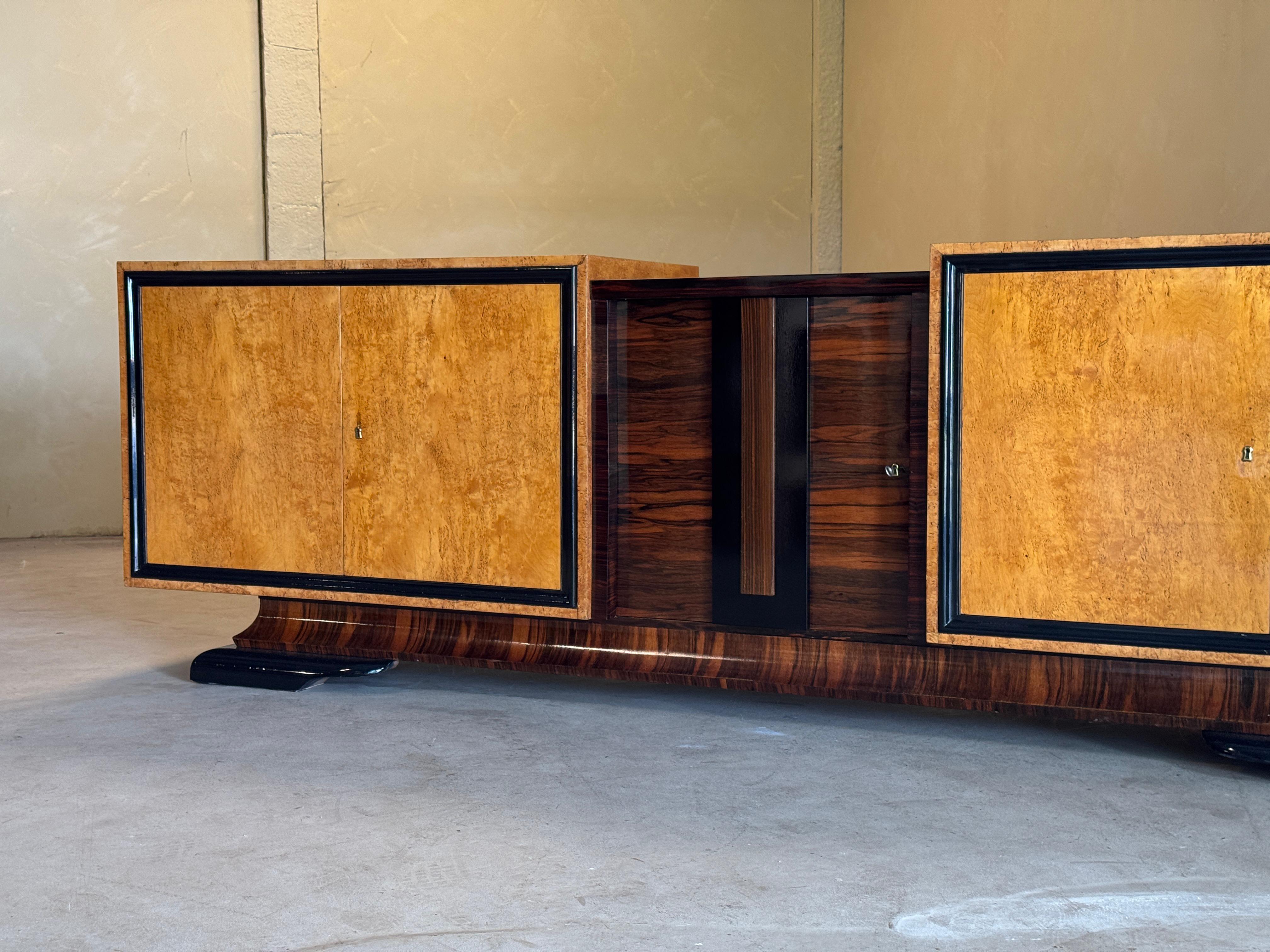 Credenza Art Decó de madera de burl lacada, años 30 mediados del siglo XX en venta