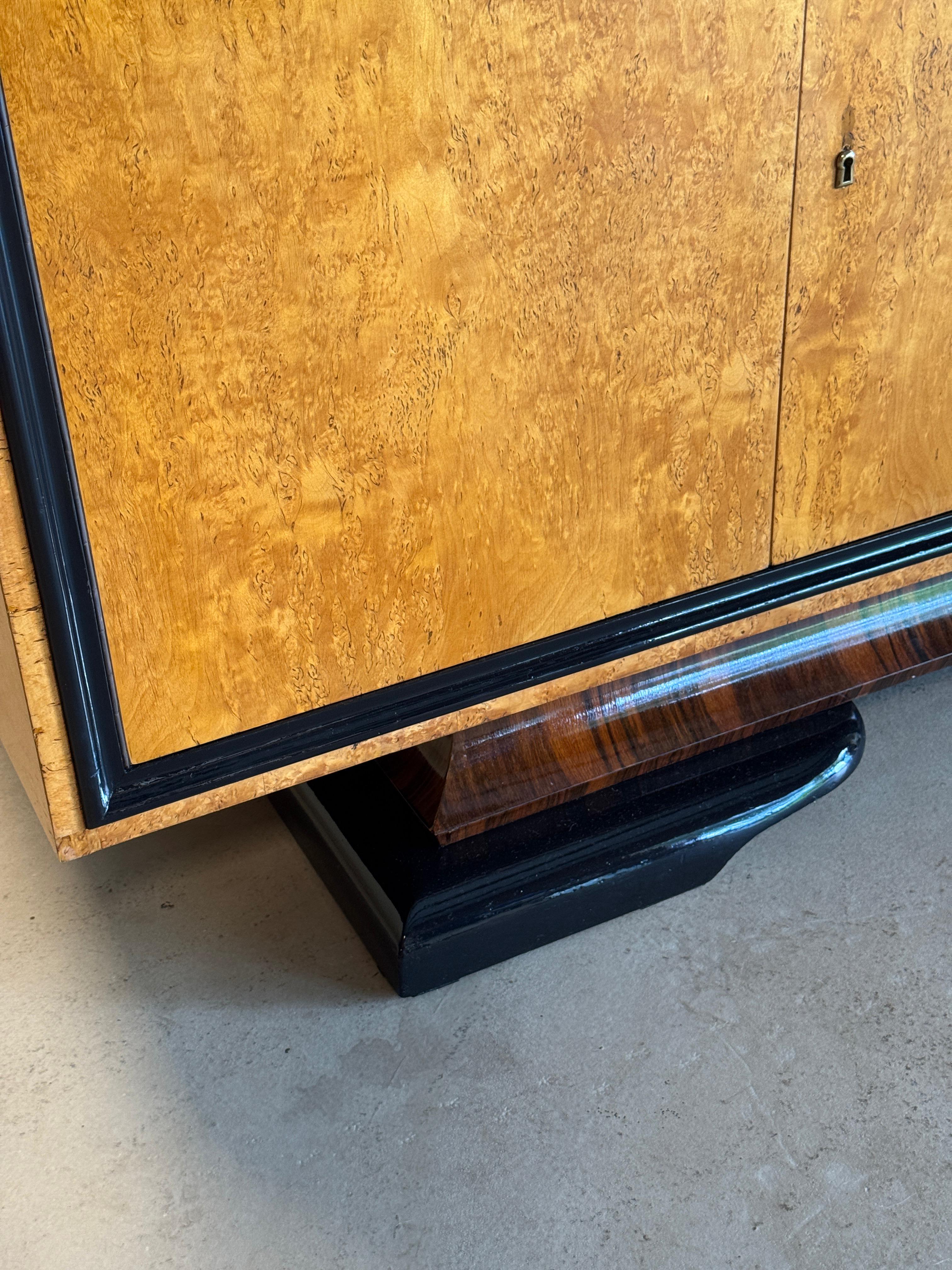Credenza Art Decó de madera de burl lacada, años 30 en venta 2