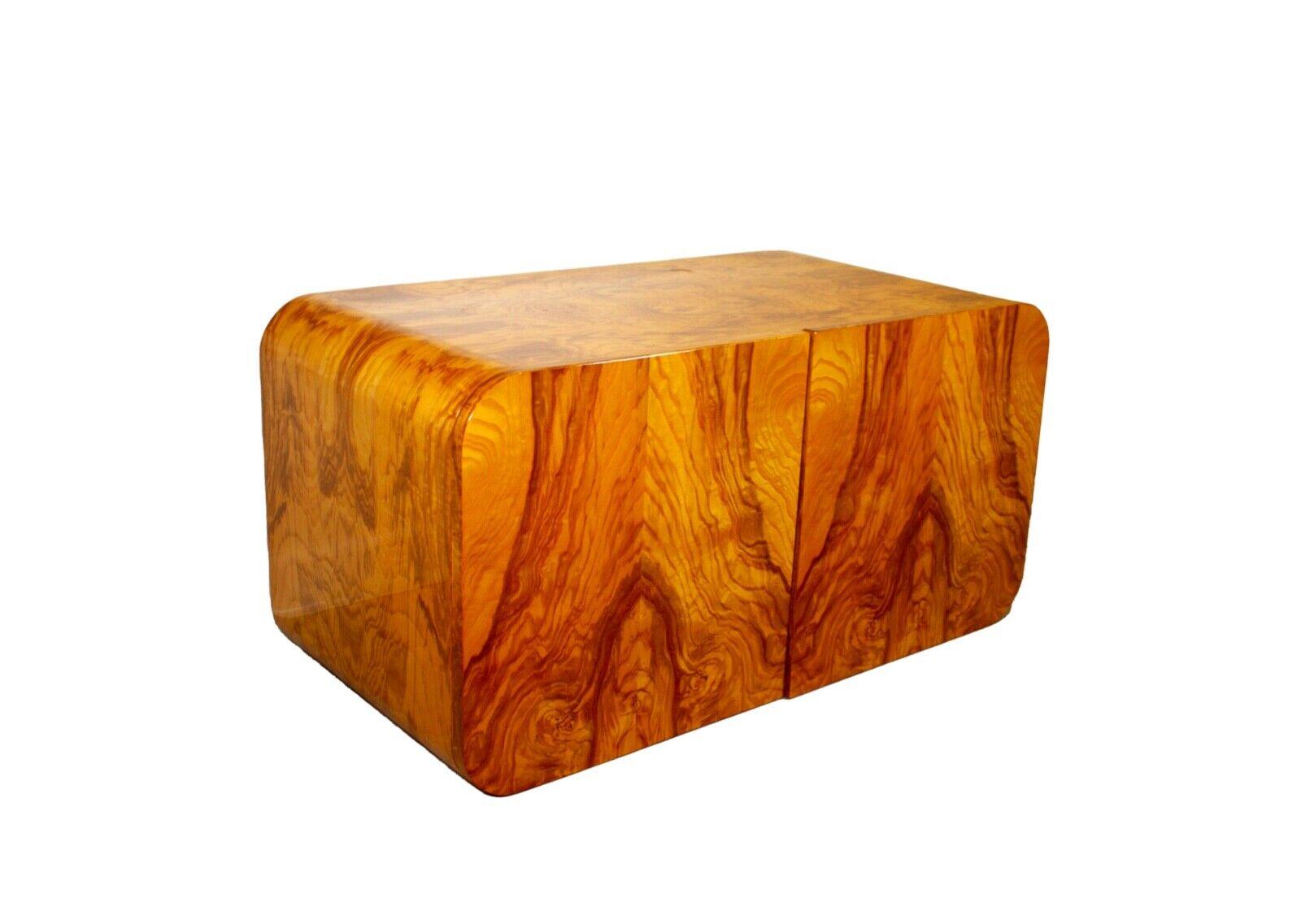 Cette superbe table de nuit flottante en bois de hêtre est le complément idéal de toute chambre à coucher. Fabriquée en bois de ronce massif, cette table de nuit est à la fois belle et fonctionnelle. Le design flottant libère un espace précieux au