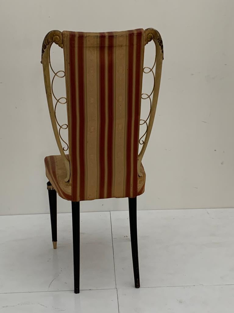 Prodotti
Lackierter Stuhl mit goldgeschnitzten Einsätzen und Messingdetails, Guglielmo Ulrich, 1950er Jahre
Das Stück wird dem oben genannten Designer zugeschrieben. Es hat keine Punze und keinen Echtheitsnachweis, ist aber in der Designgeschichte